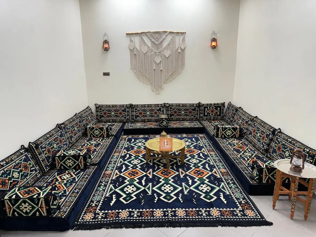 Majlis Laâyoune bleu nuit fabriqué par Dakhla Majalis autour d’un tapis et d’une table à thé