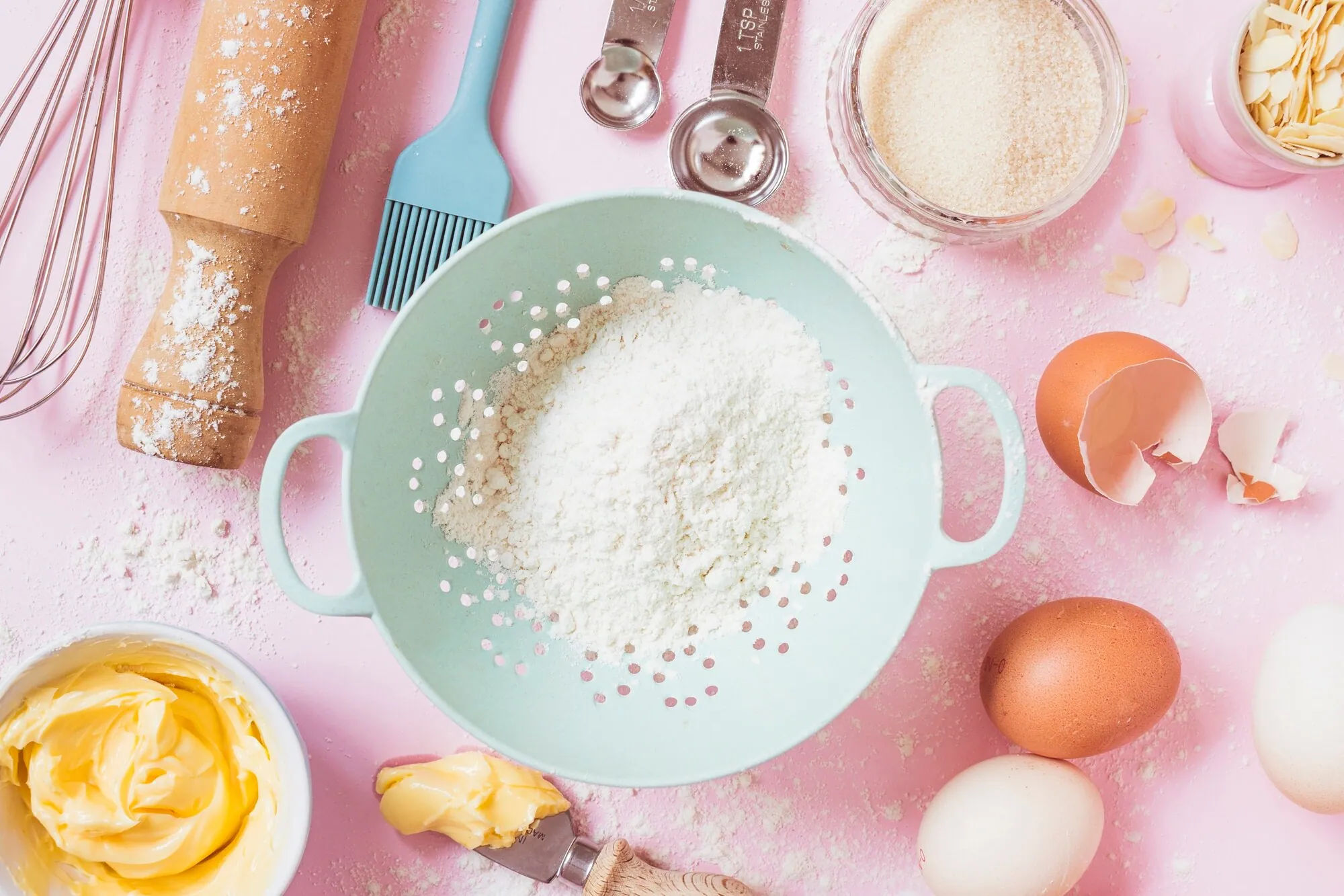 Mehl Eier Butter und Messlöffel für sorgfältige Backsubstitutionen