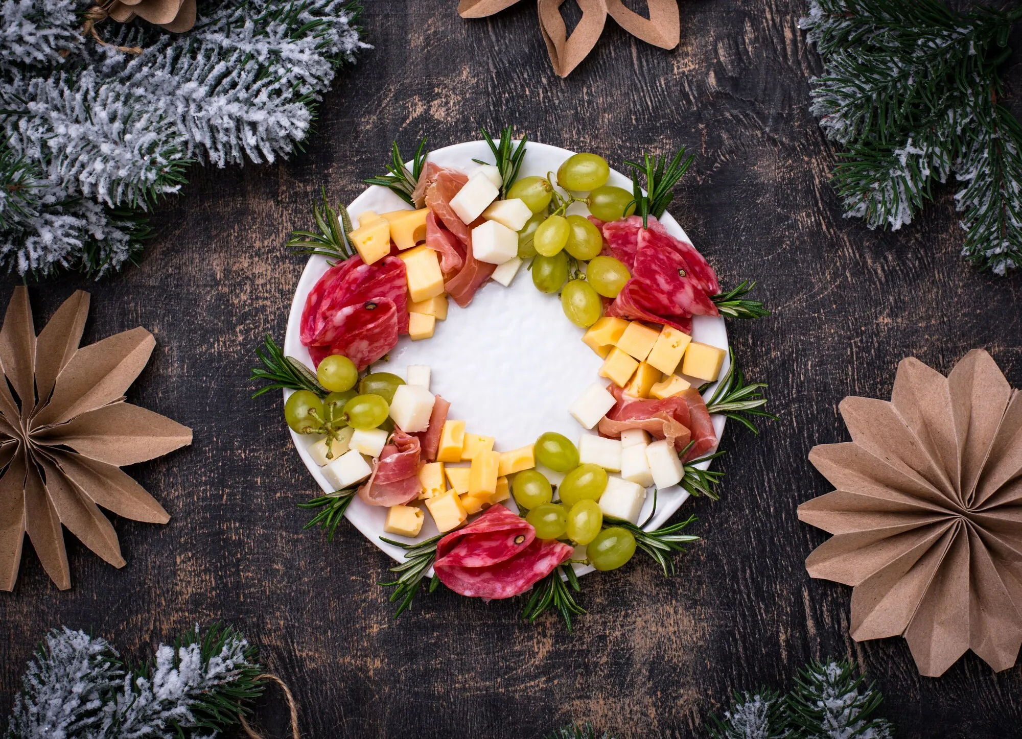 Couronne apéritive de fête avec fromages raisins et charcuterie