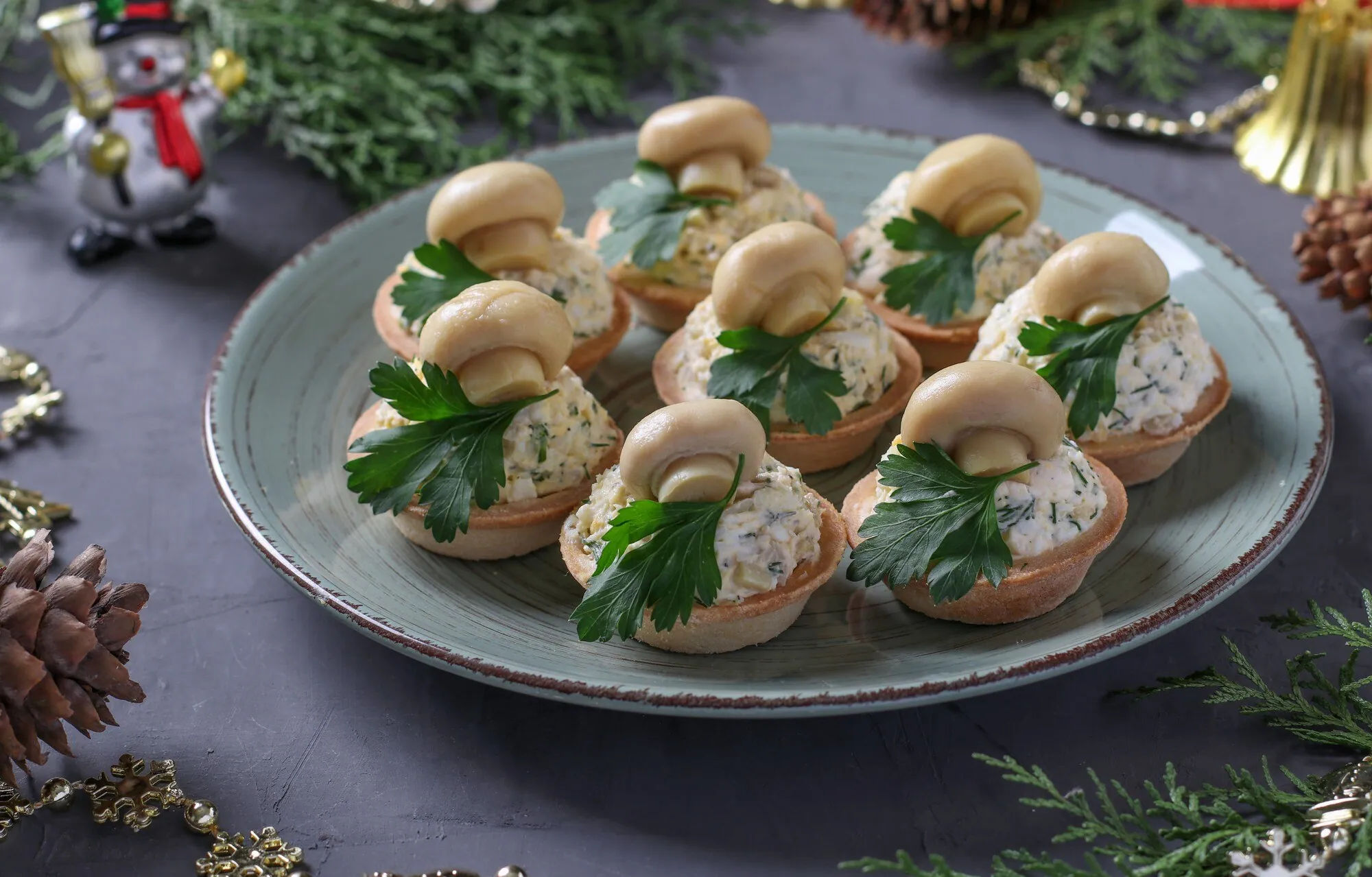Tartelettes aux champignons et aux herbes sur une table de fête