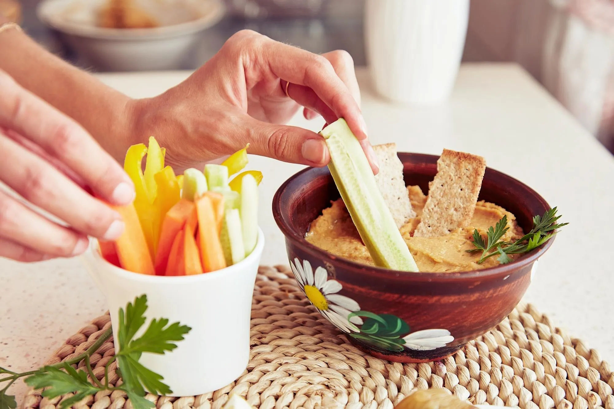 Hummus con verduras y galletas para un almuerzo frío modular