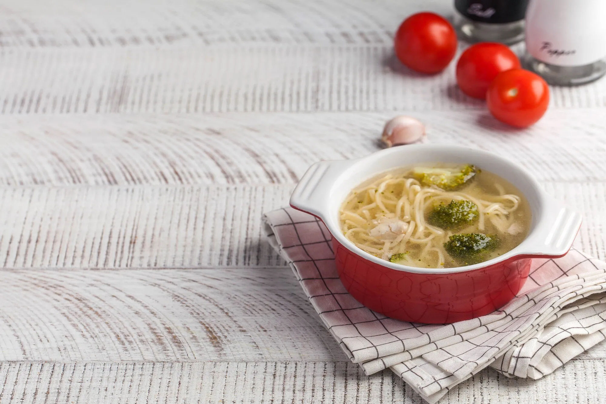 Sopa caseira de frango com macarrão e legumes