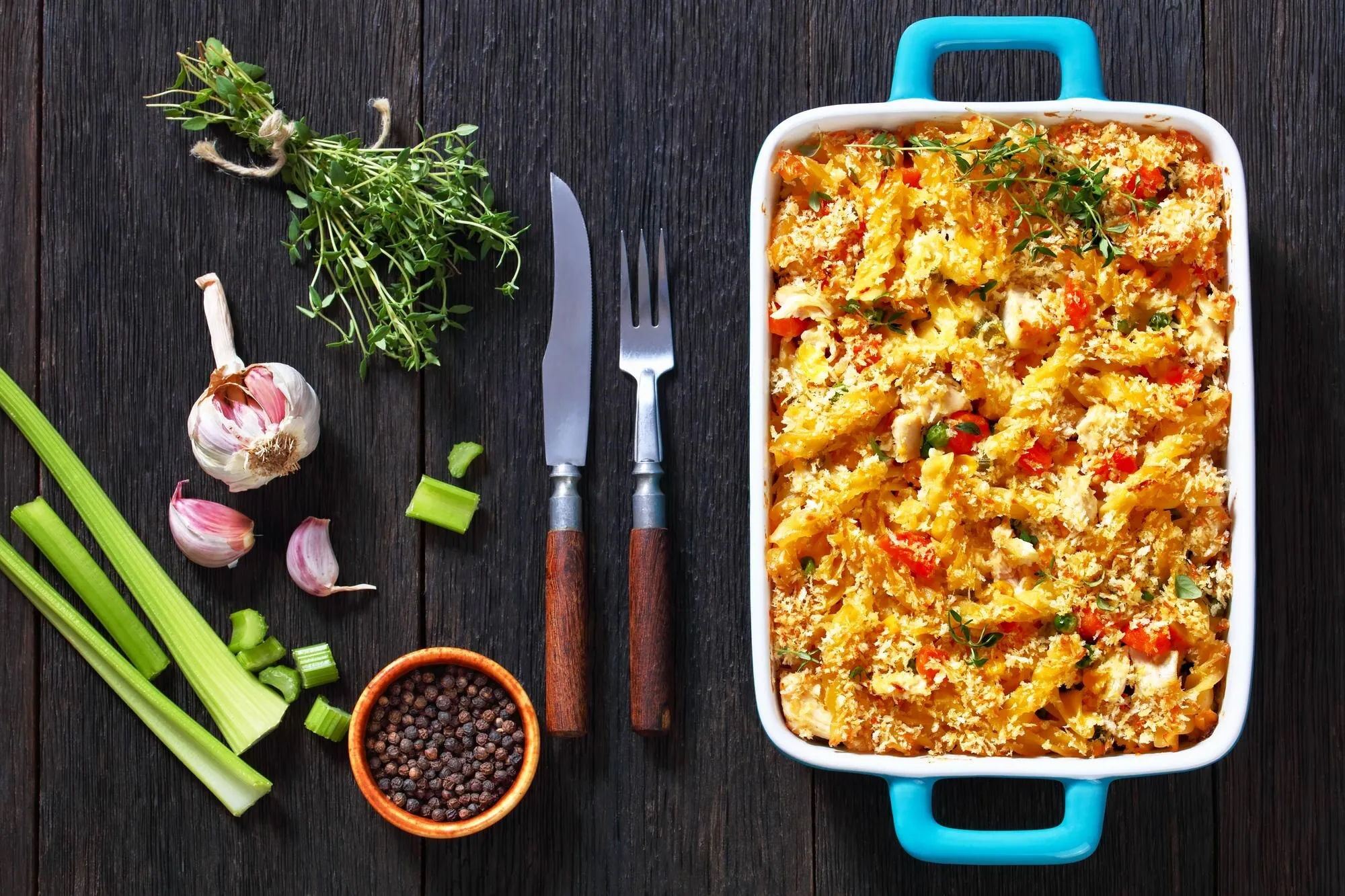 Macarrão de forno com frango, legumes e cobertura crocante