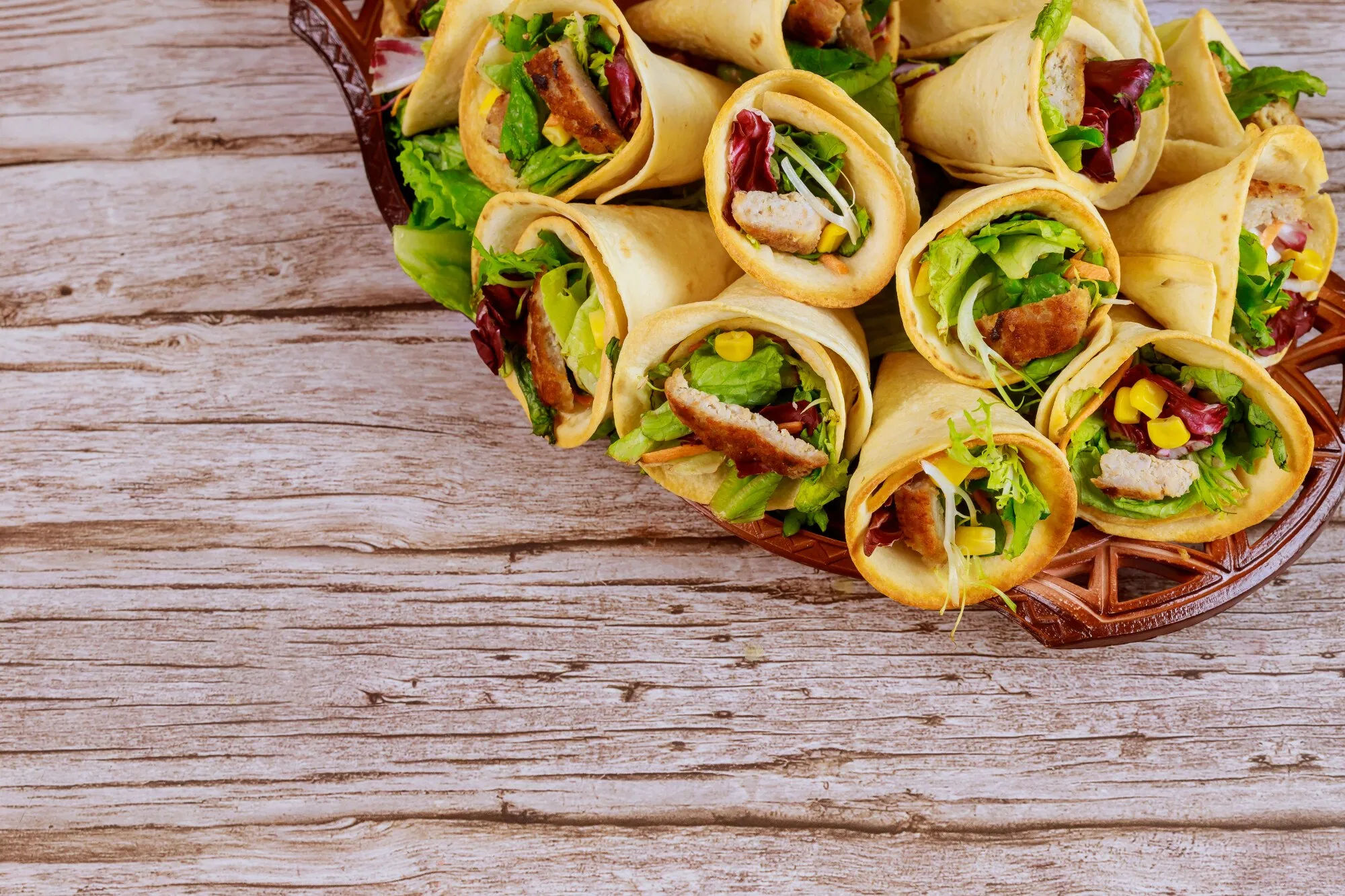 Wraps de tortilla com frango e salada preparados como nova refeição