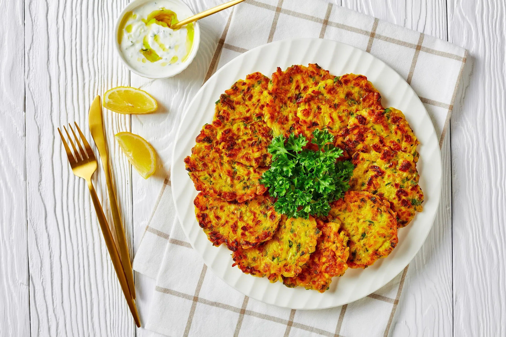 Galettes croustillantes de riz et d’herbes avec sauce au yaourt