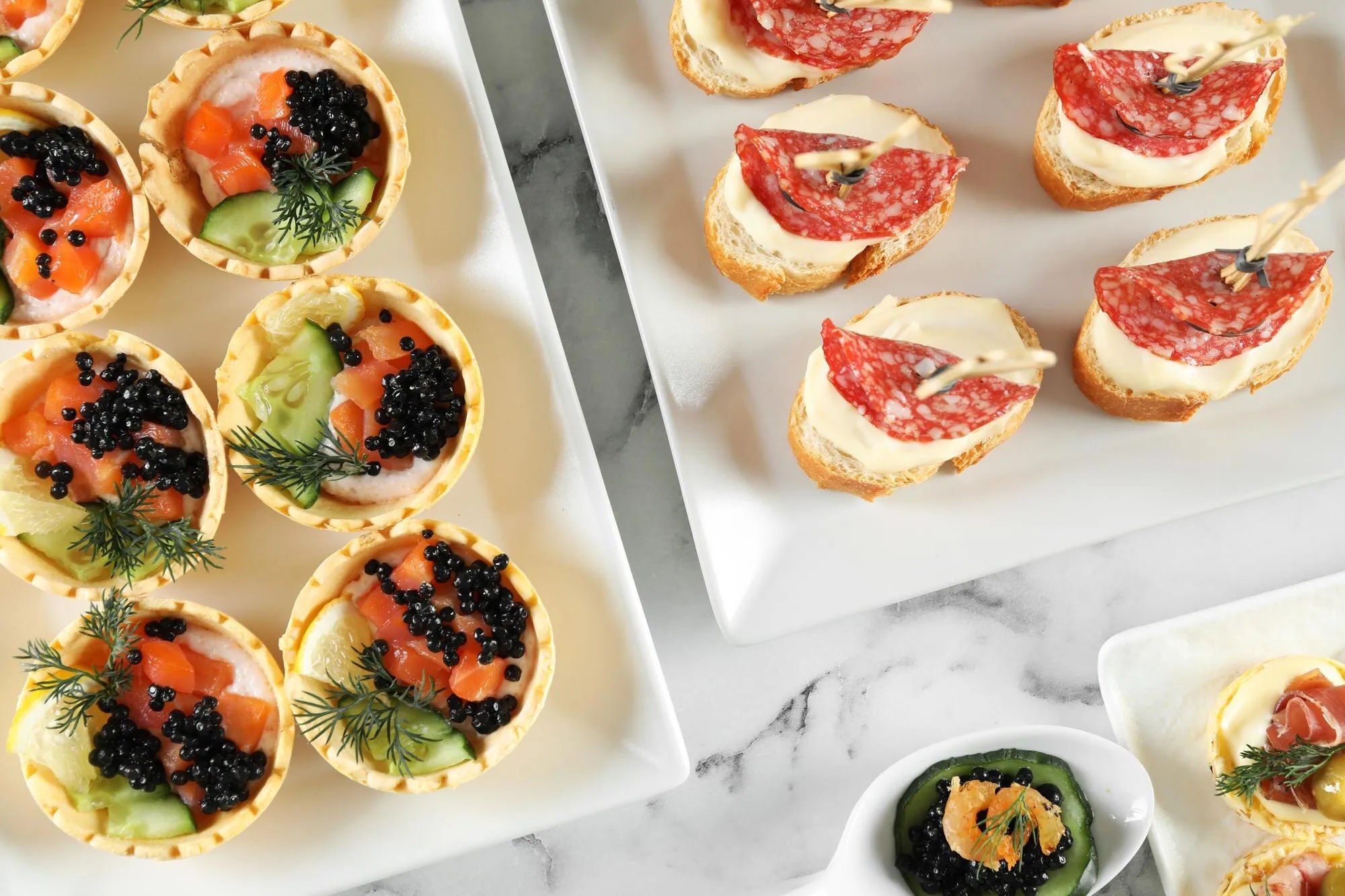 Assortiment de canapés préparés à l’avance sur des plats de service