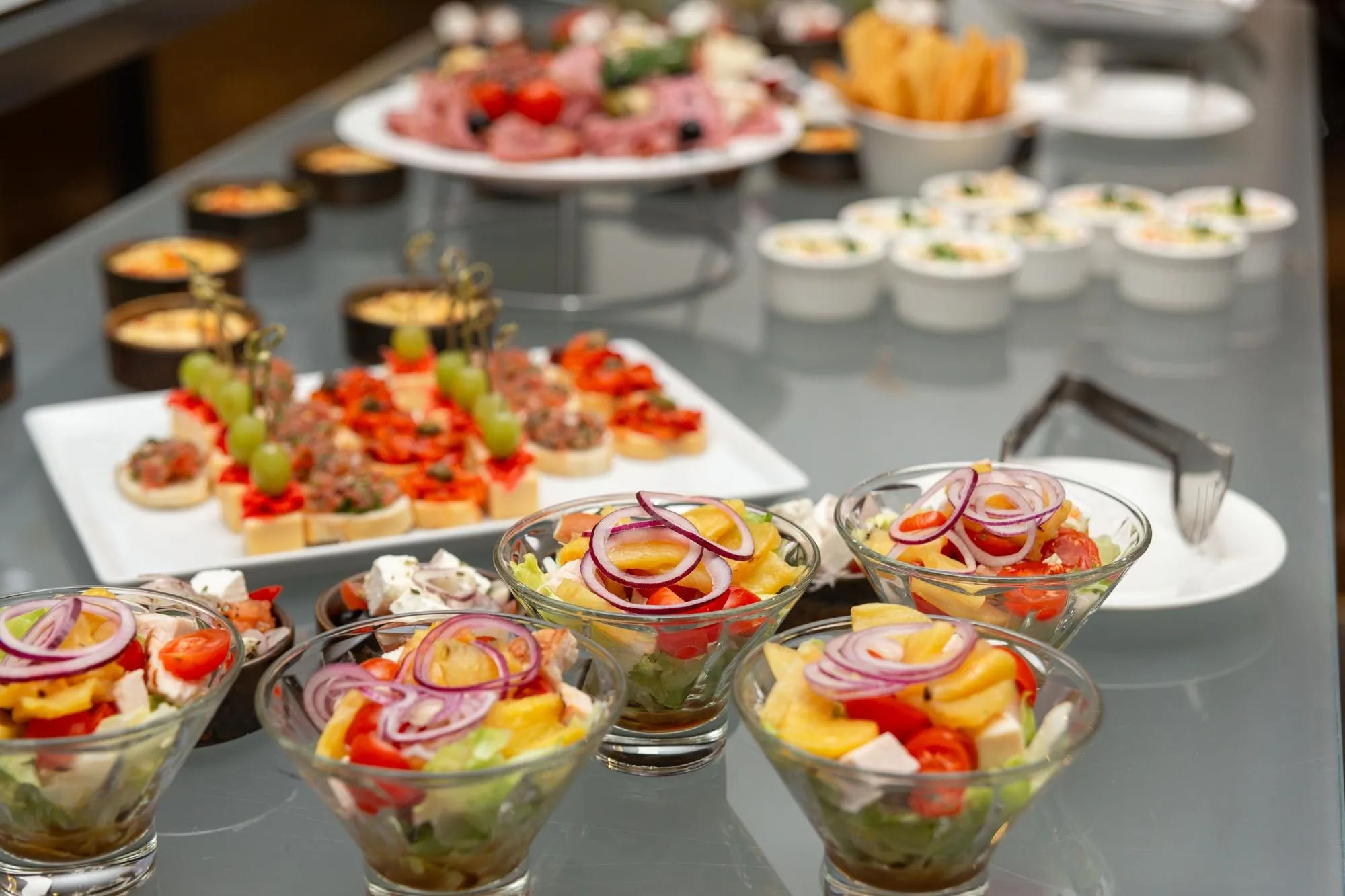 Entrées froides et salades sur un buffet