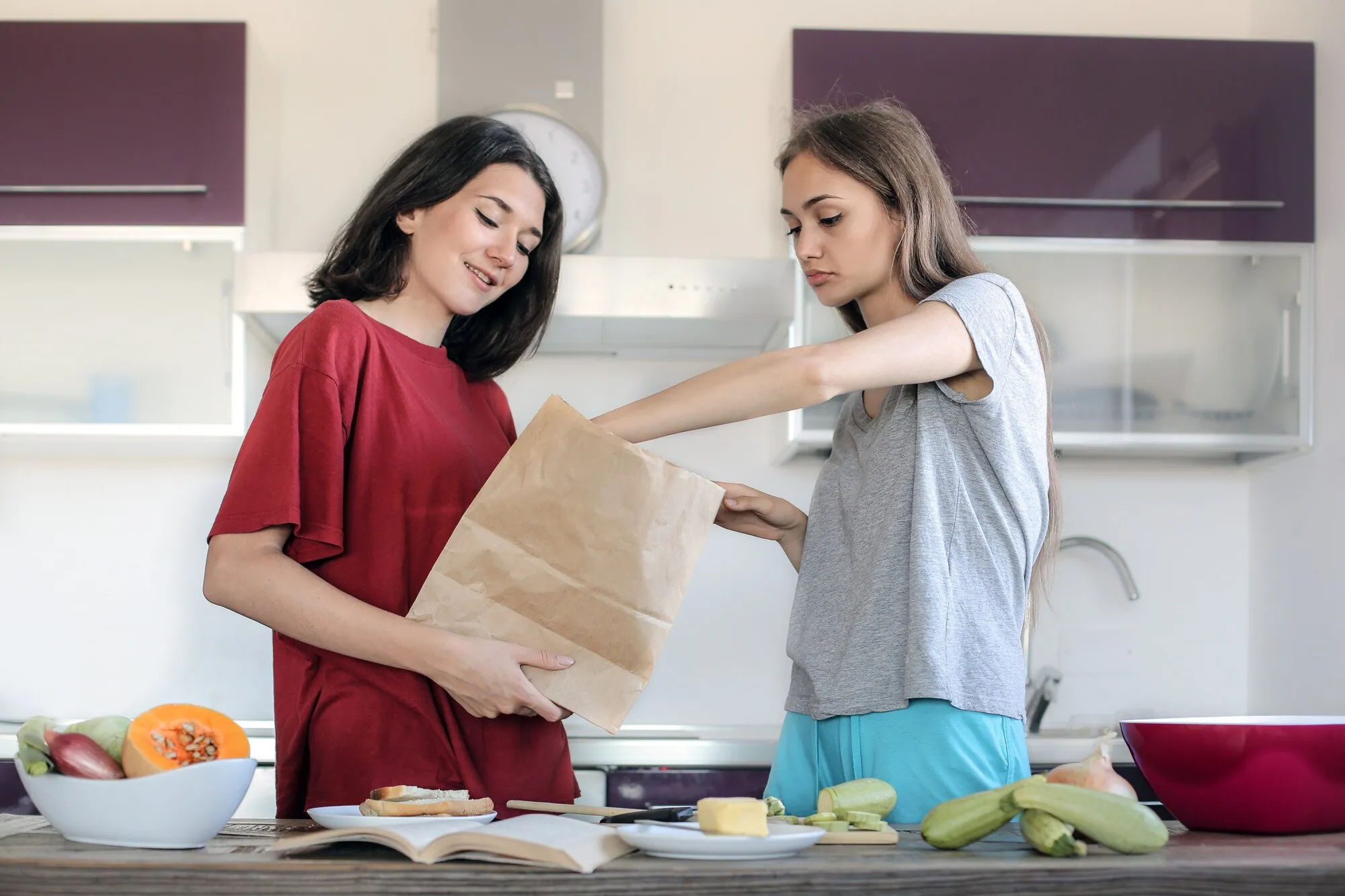 School Lunch Ideas for Teens: 10 Practical Lunchbox Formulas — teenagers preparing food