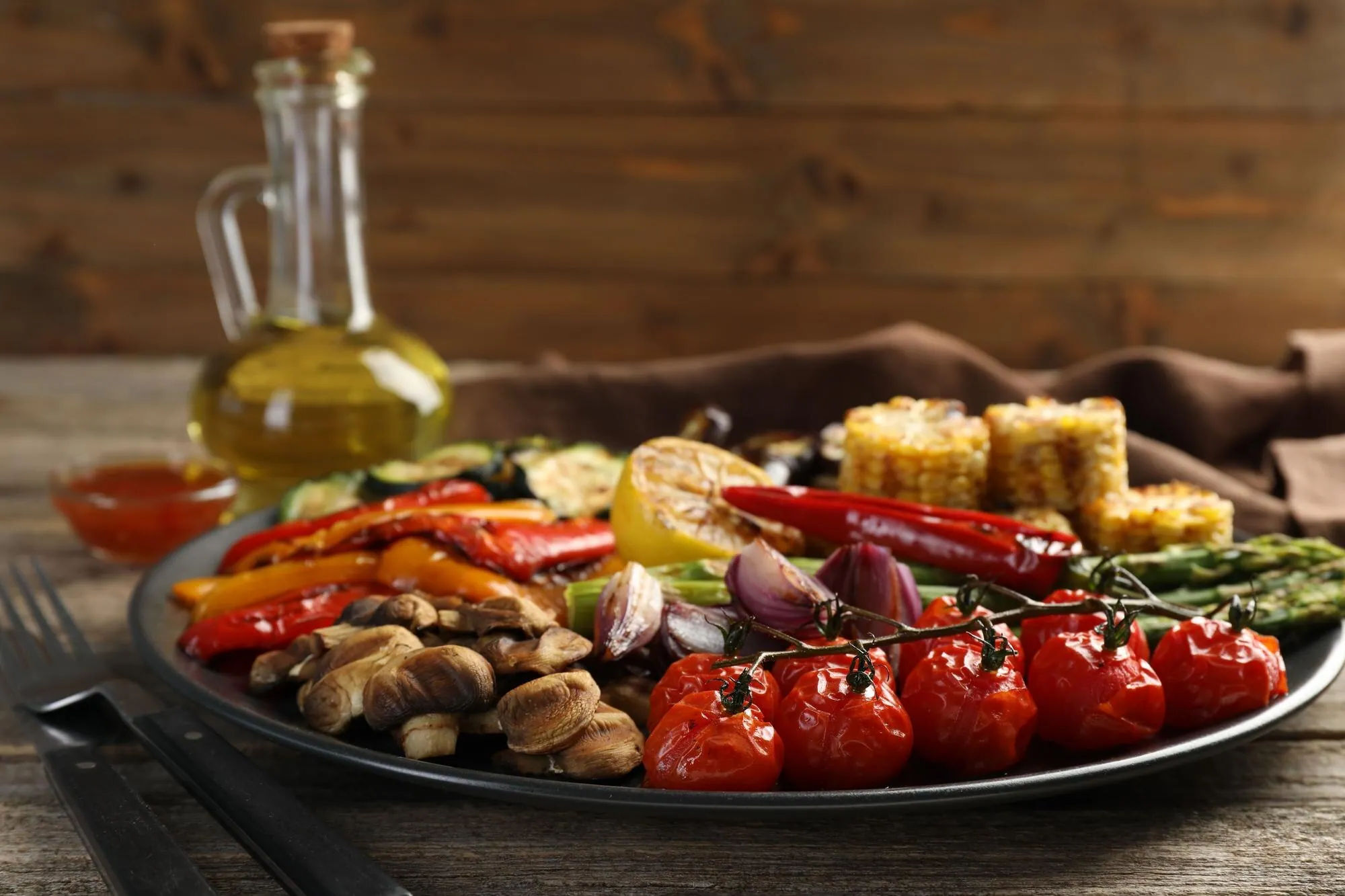 Gegrilltes Gemüse und Paprika für einen Tapas-Tisch