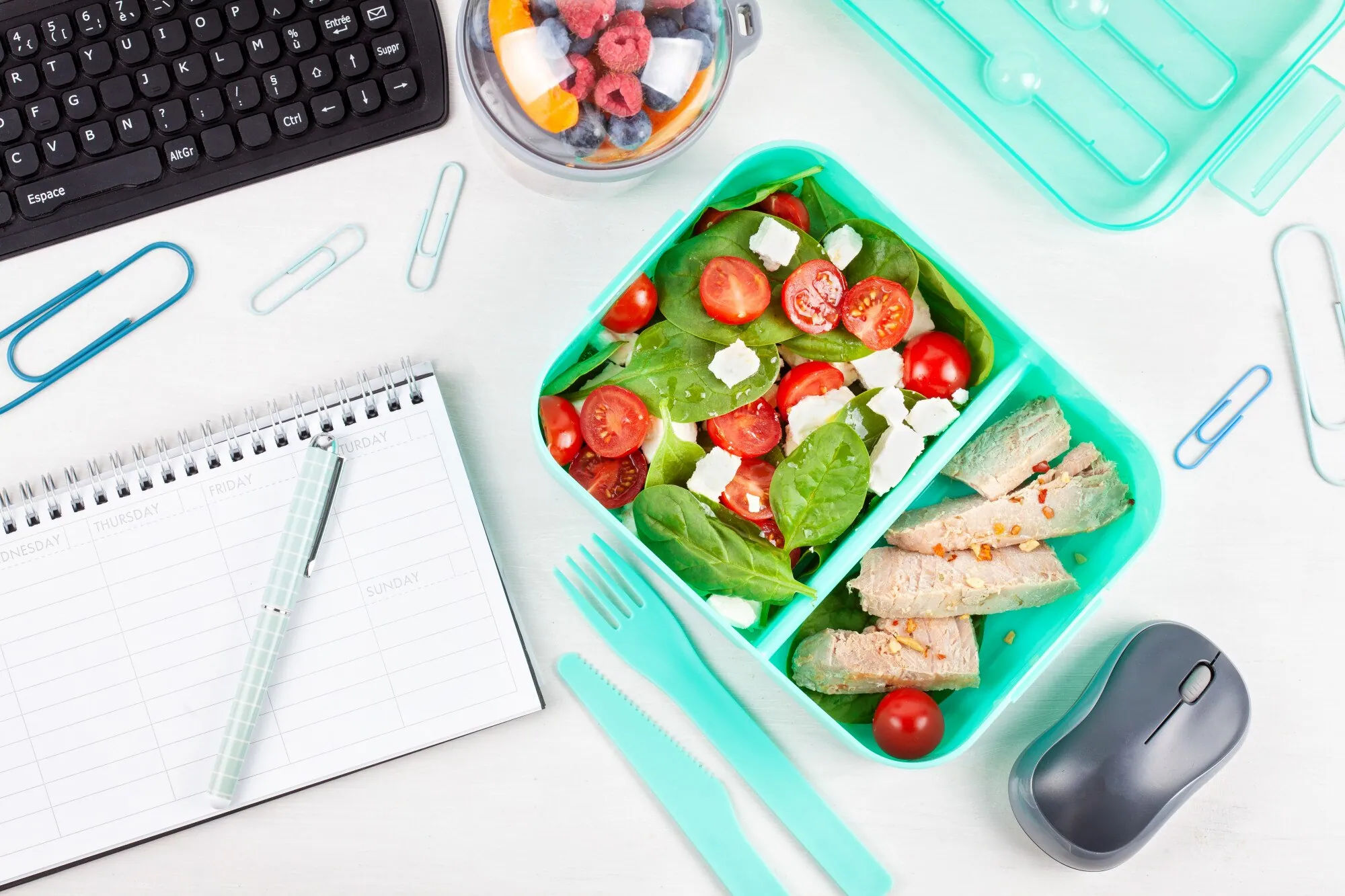 Idées de lunch box pour le travail : 12 formules pratiques — work lunch box with sandwich and fresh vegetables
