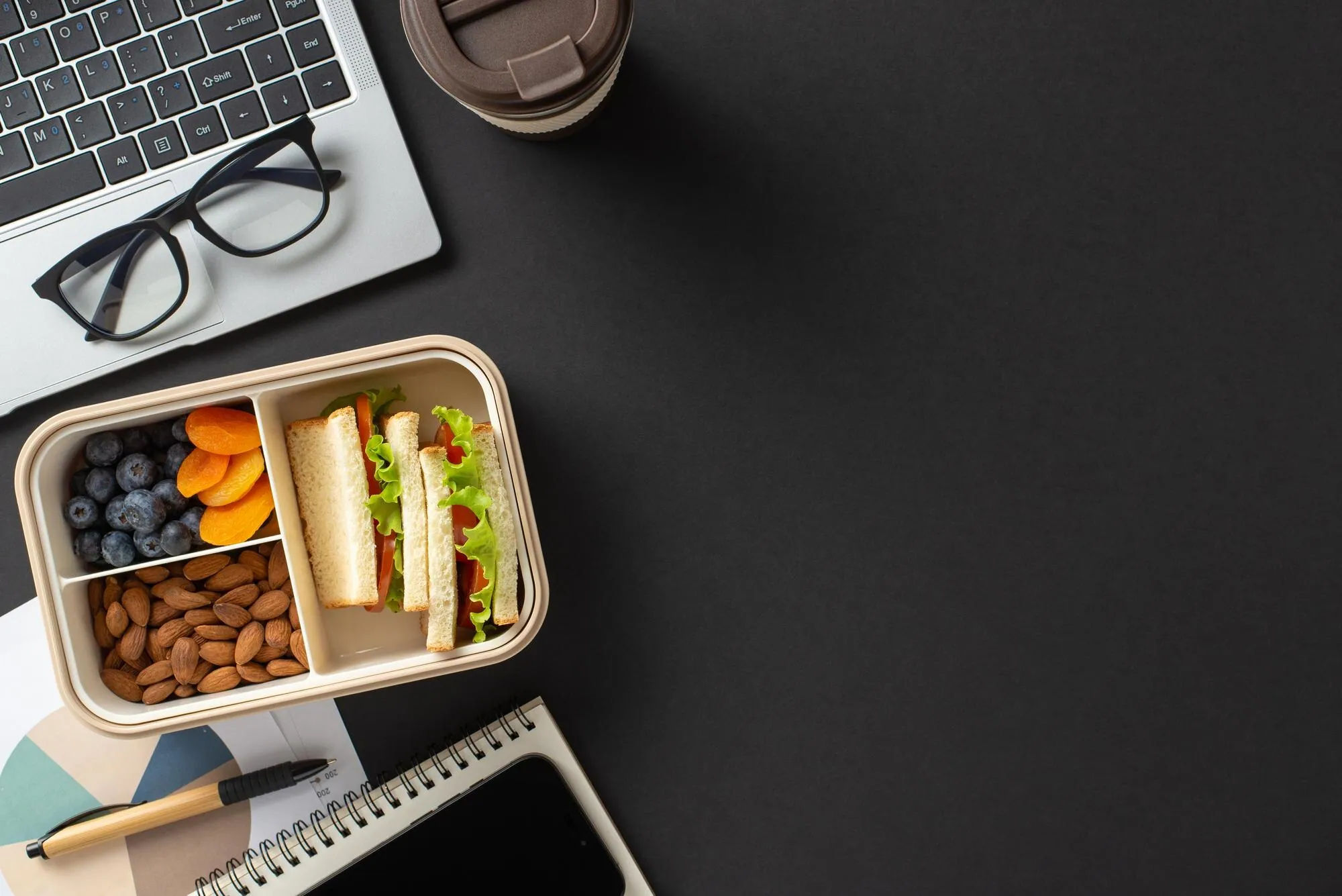 Idées de lunch box pour le travail : 12 formules pratiques — lunch box on a work desk