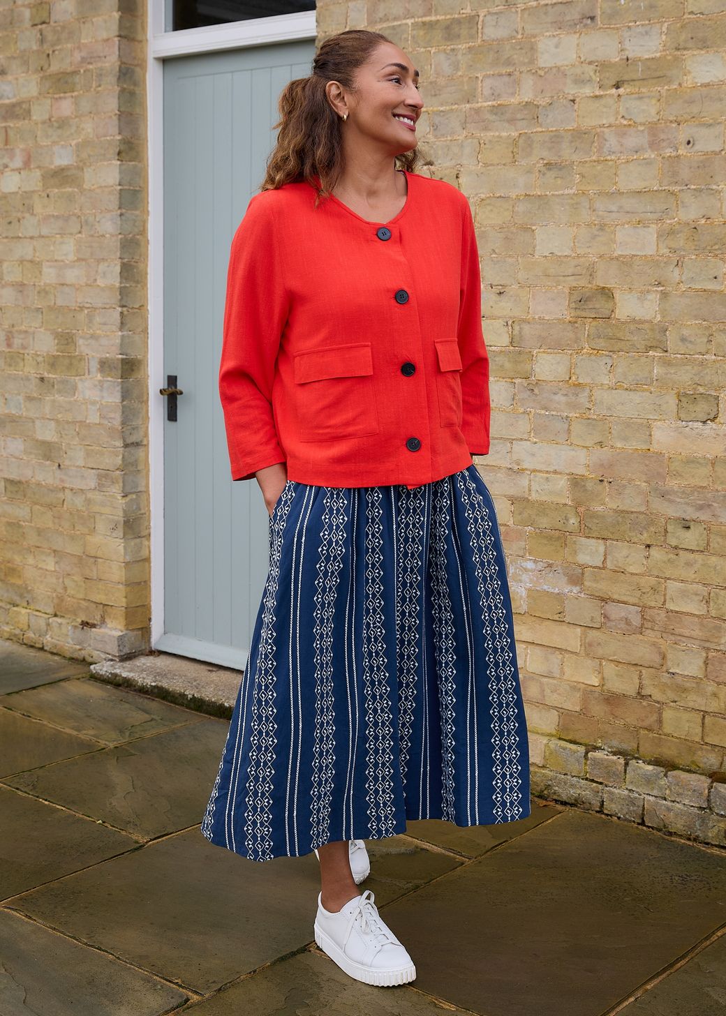 Linen Viscose Boxy Round Neck Two Pocket Jacket