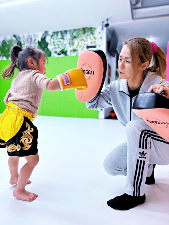 親子や女性が笑顔でミット打ちしている様子