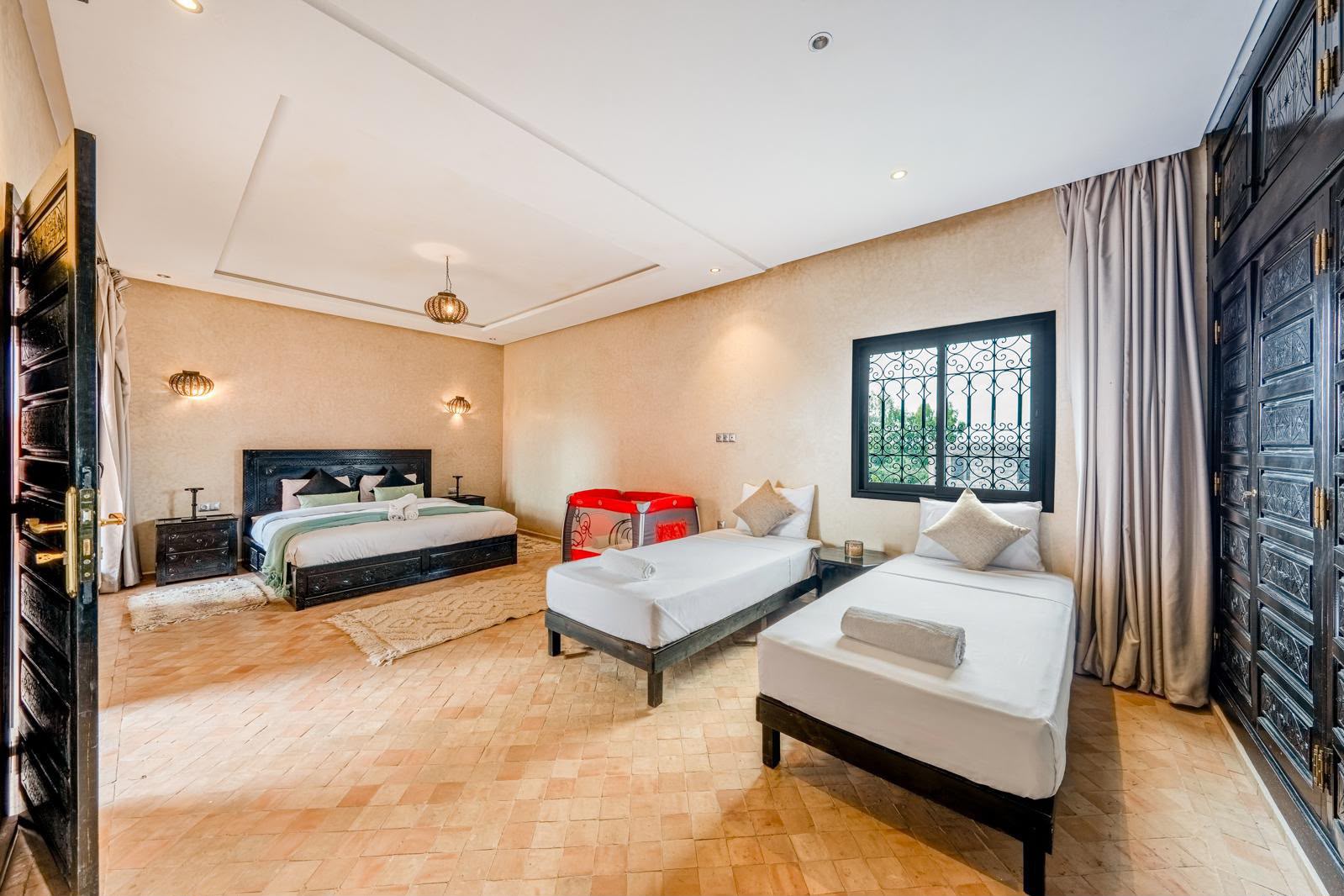 Chambre traditionnelle marocaine de style ryad dans le complexe de Pilates à Marrakech