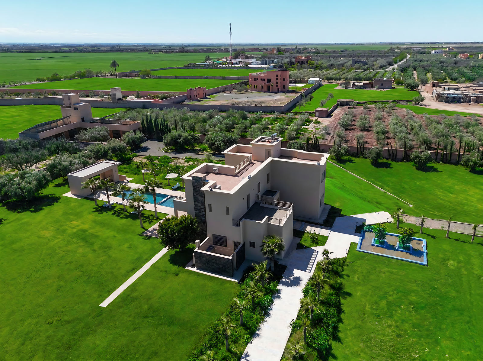 Vue drone aérienne du complexe Pilates à Marrakech, mettant en valeur son environnement serein