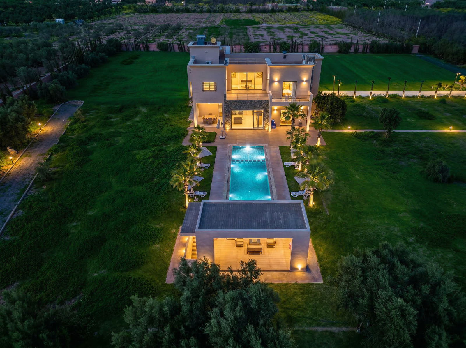 Vue aérienne du ciel du complexe Pilates à Marrakech et ses piscines