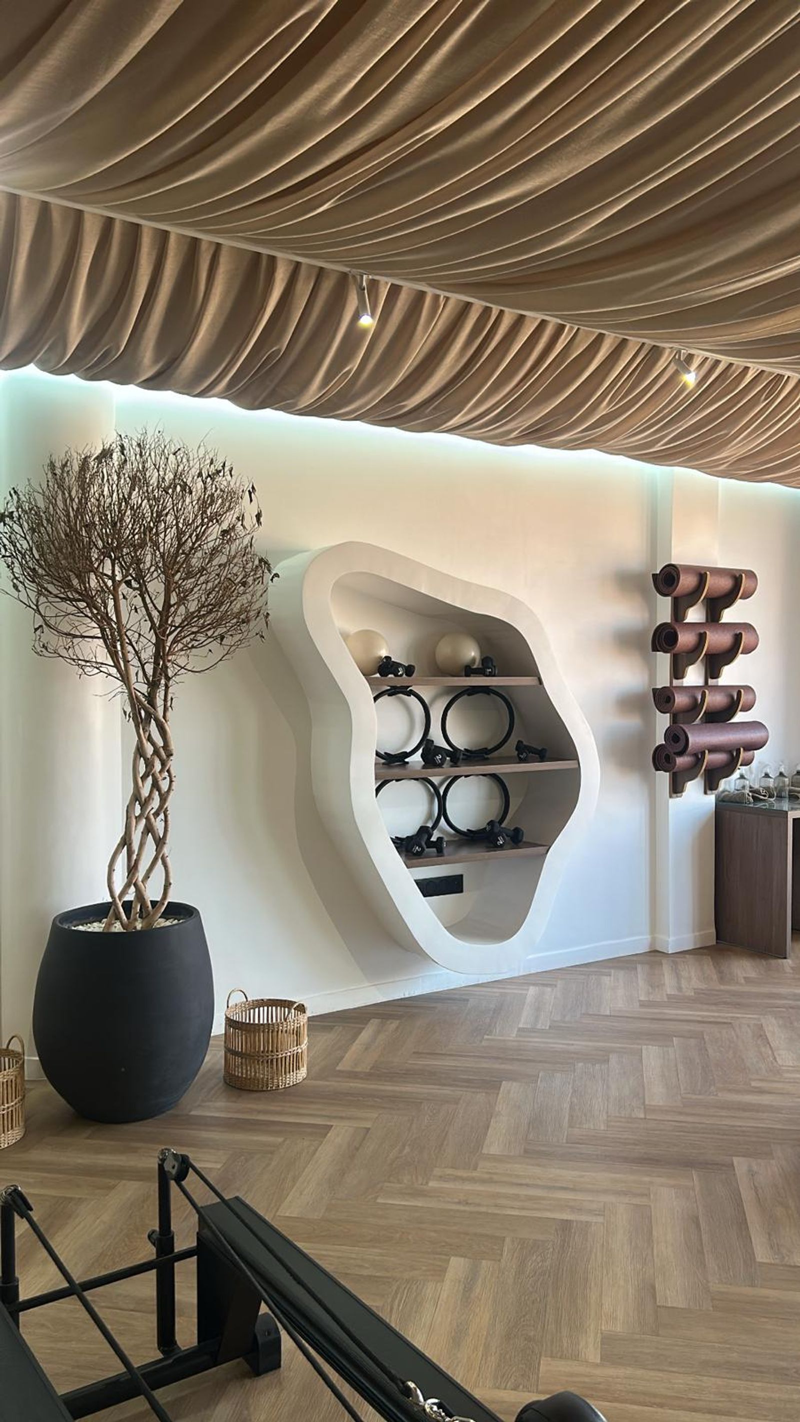 Intérieur de la salle de Pilates dans le complexe de Marrakech avec machines professionnelles
