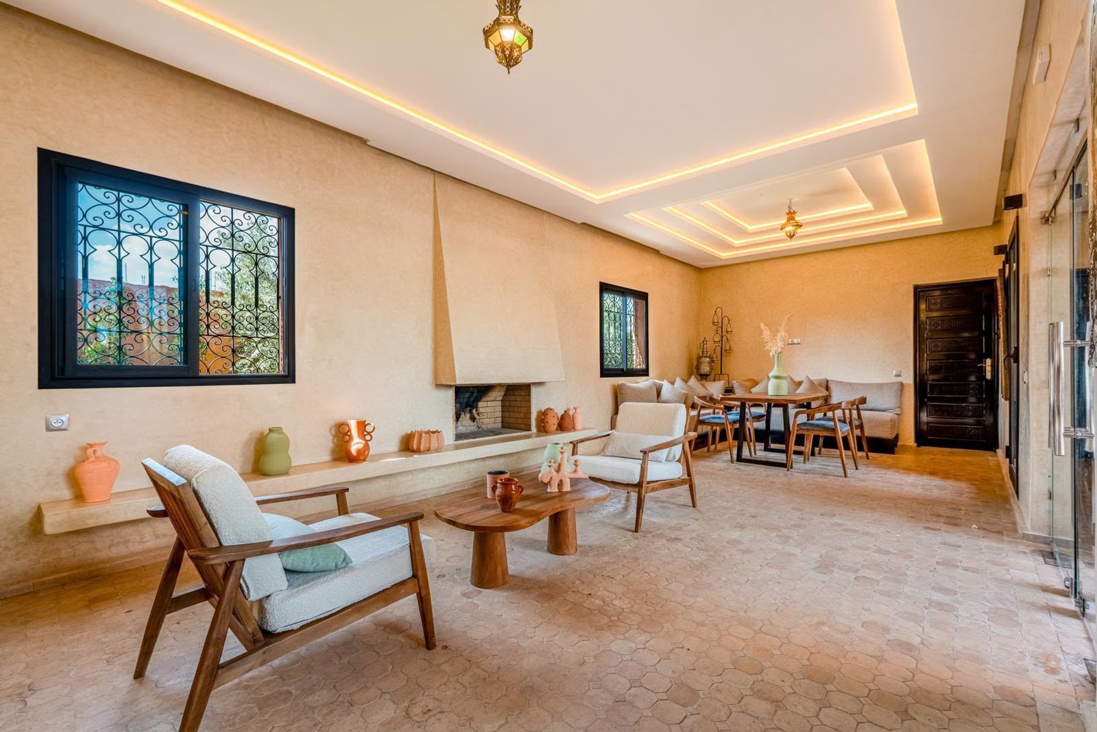 Intérieur du complexe de Pilates à Marrakech, mêlant modernité et tradition marocaine
