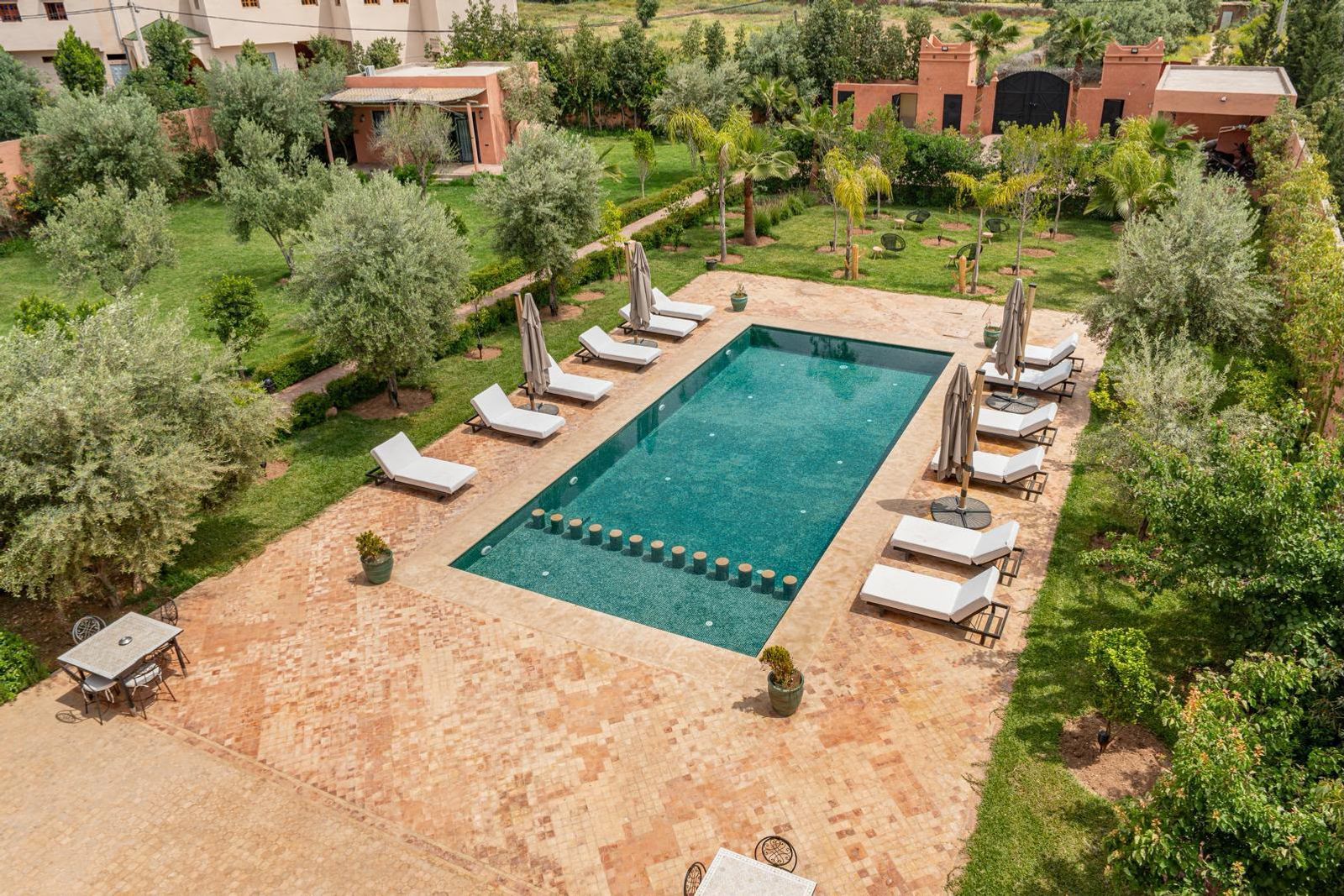 Jardin marocain du complexe de Pilates à Marrakech, espace de détente entre les séances