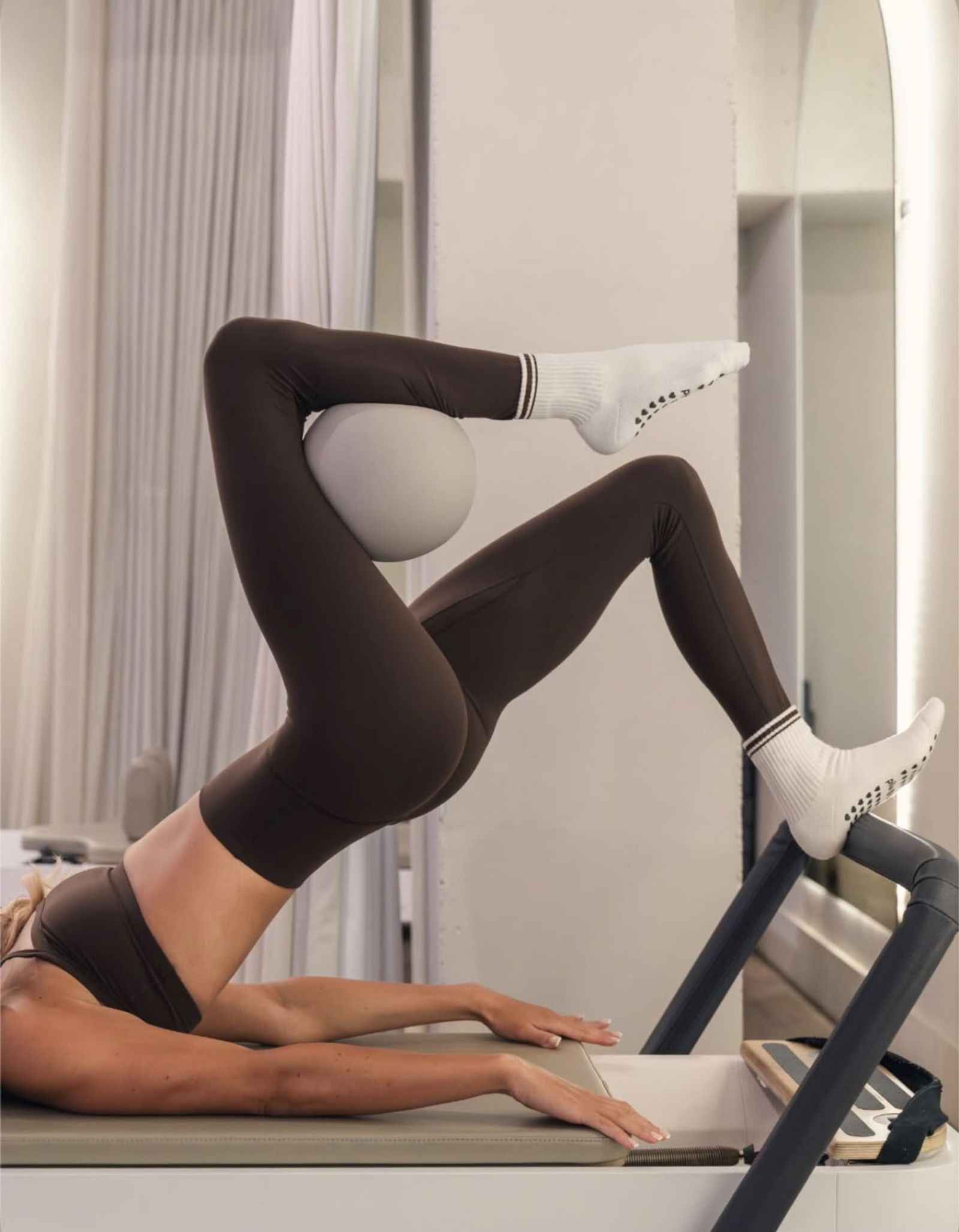 Machine Pilates dans notre salle de Pilates à Marrakech, vue rapprochée
