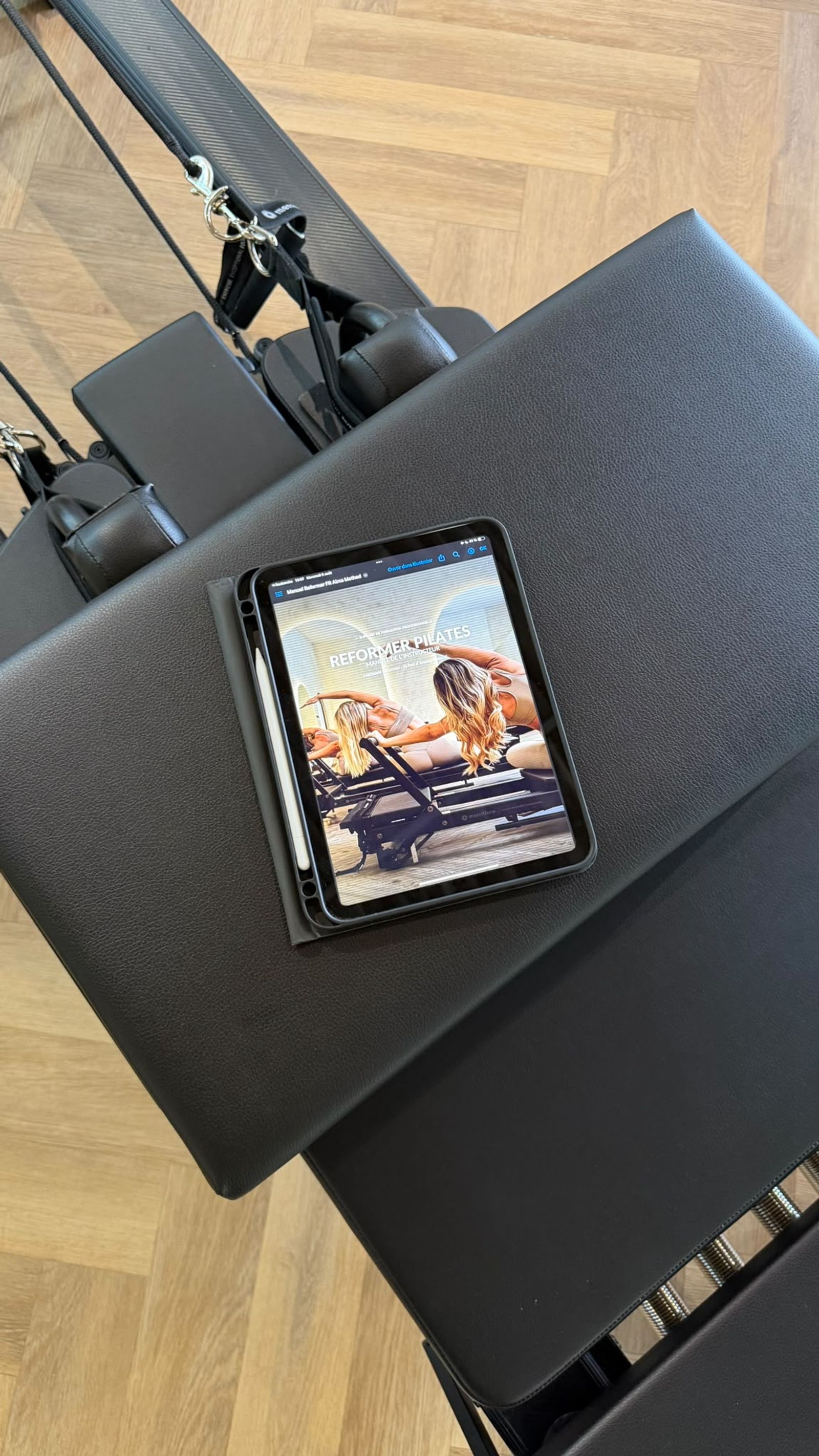 Vue détaillée de nos machines Pilates professionnelles dans le studio de Marrakech