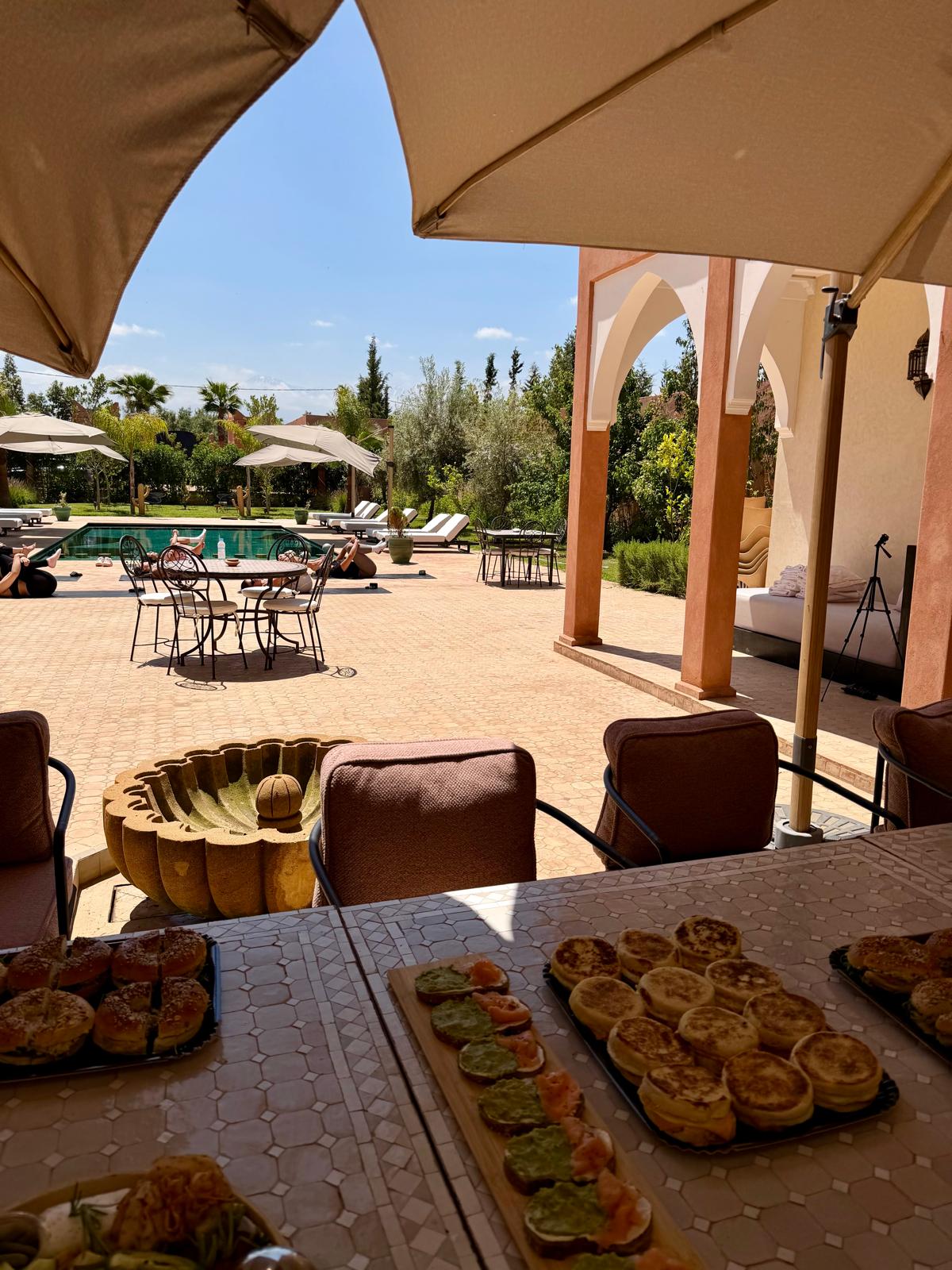 Petit-déjeuner convivial avant la séance de Pilates matinale au complexe de Marrakech
