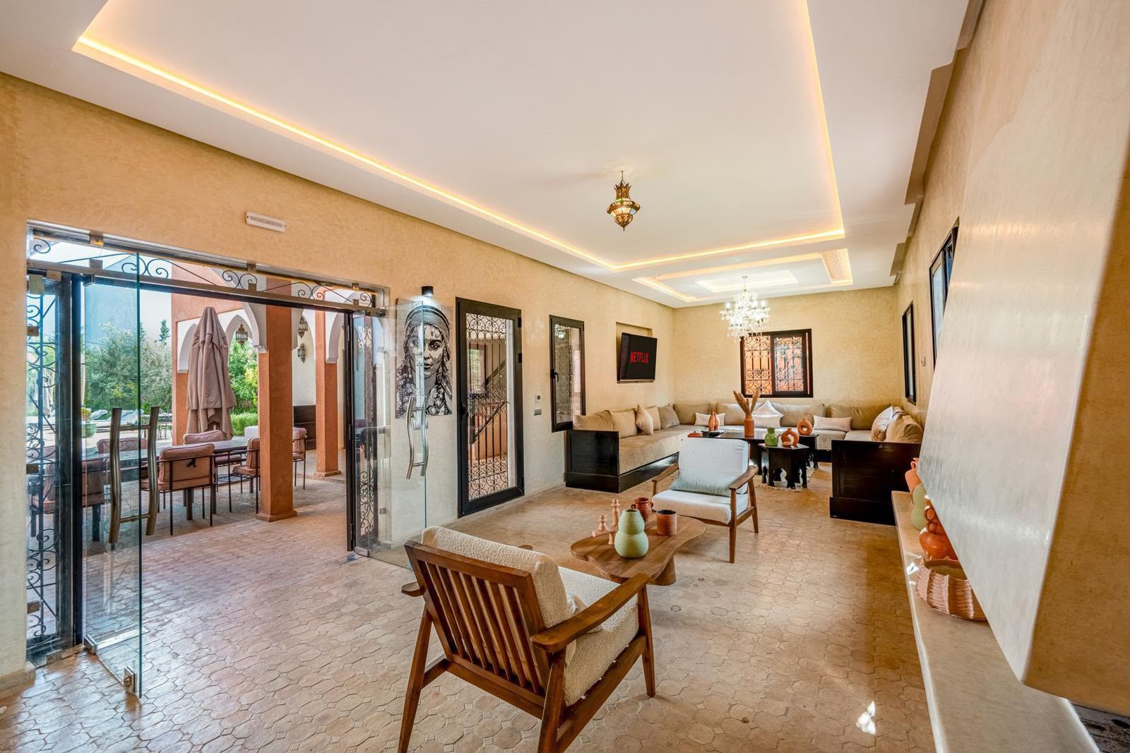 Intérieur de ryad traditionnel dans le complexe de Pilates à Marrakech