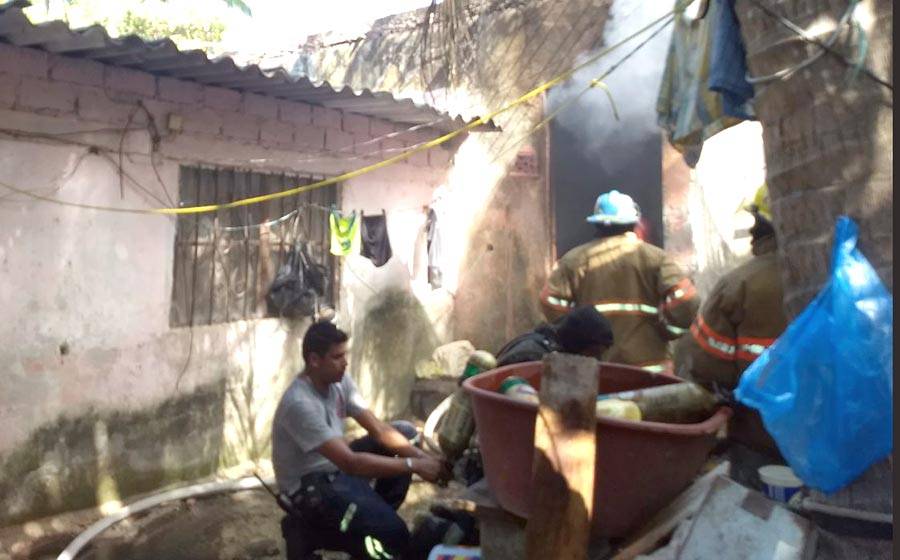 Vecinos rescatan a un anciano de incendio; lo perdió todo