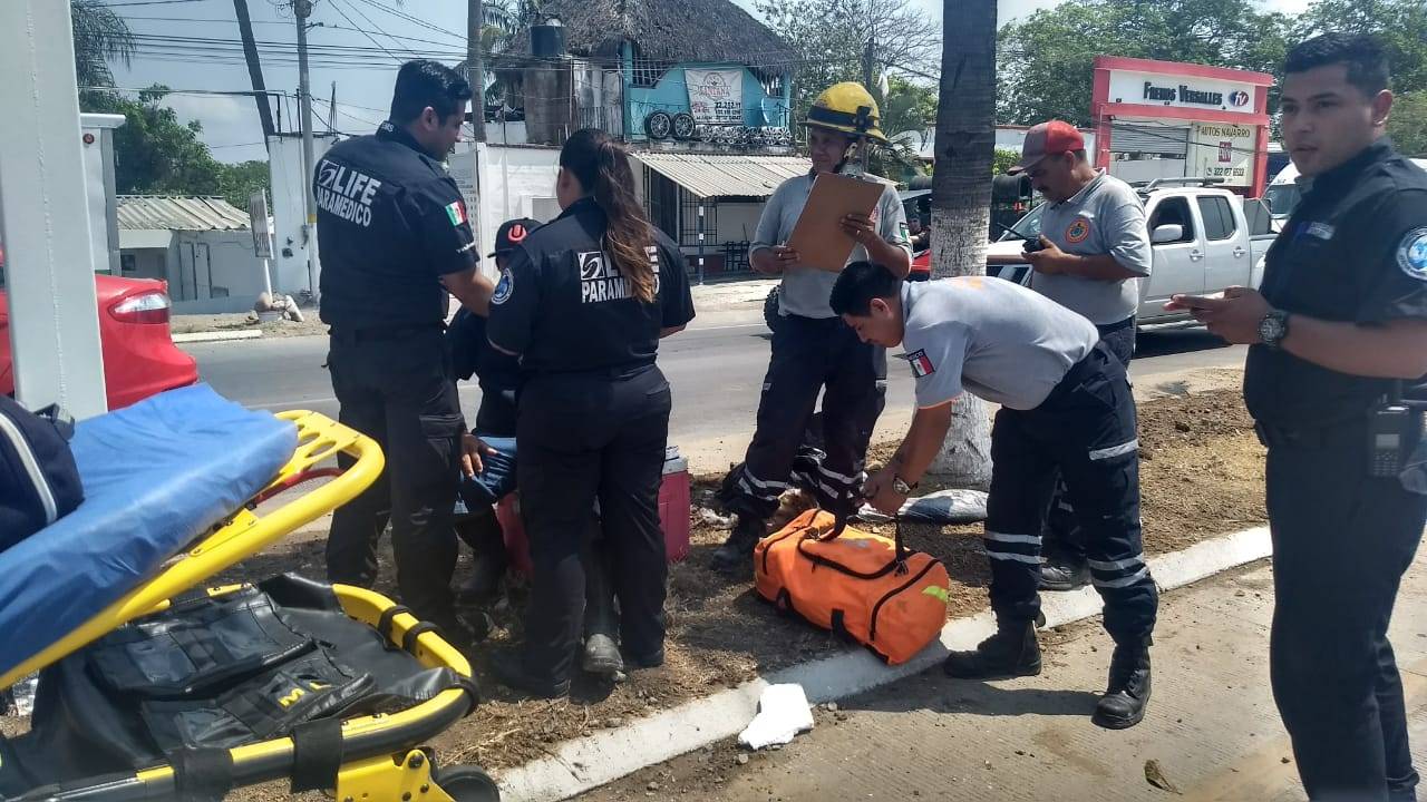 Trabajador se impacta contra vehiculo en Carretera Federal 200