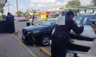 Deja abierta su camioneta y le roban 20 mil pesos