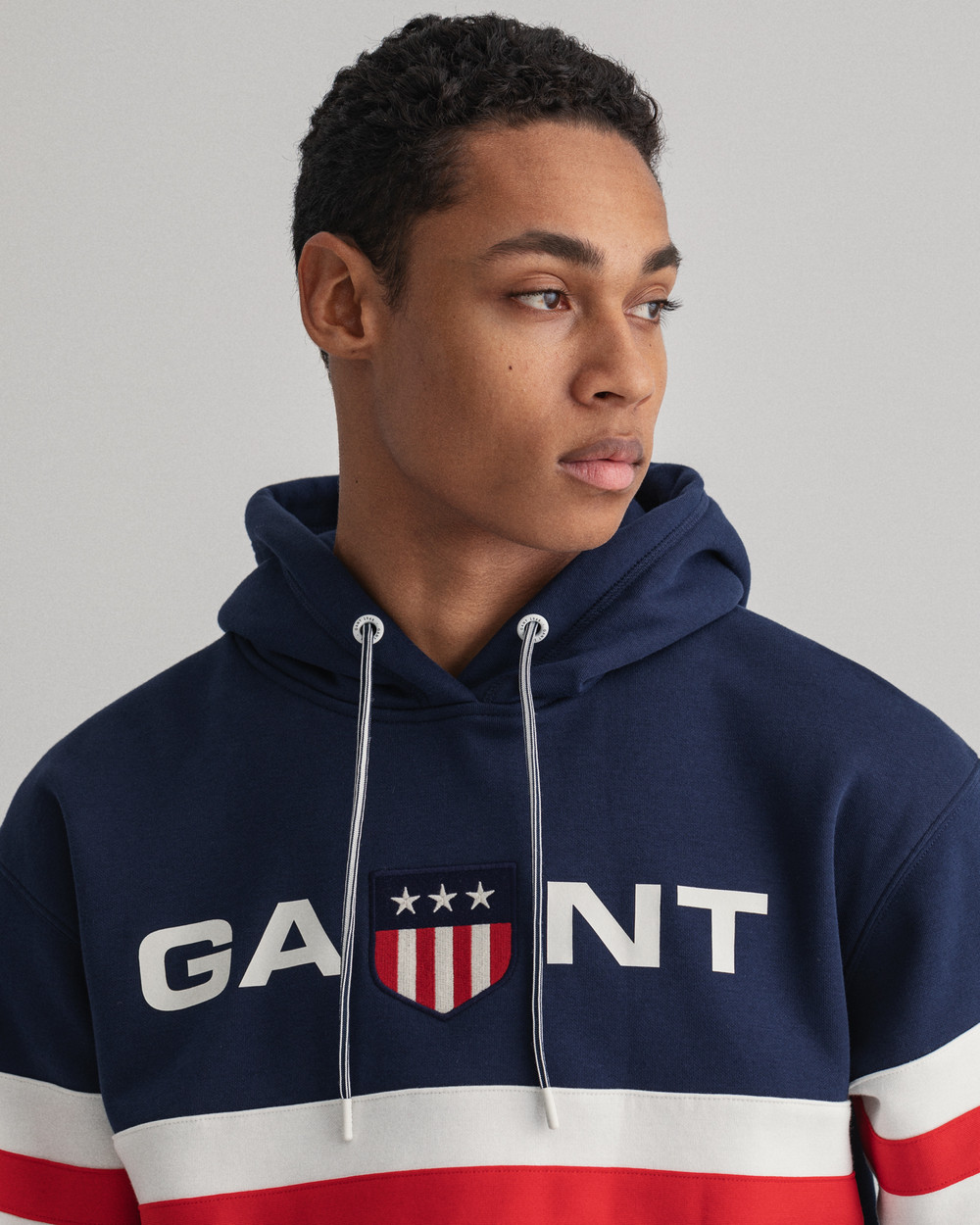 D1. GANT RETRO SHIELD RELAXED HOOD