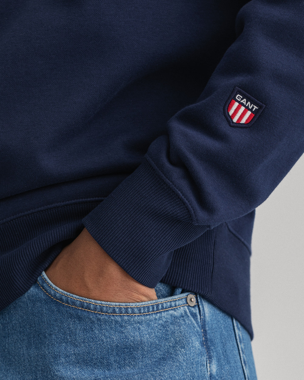 D1. GANT RETRO SHIELD RELAXED HOOD