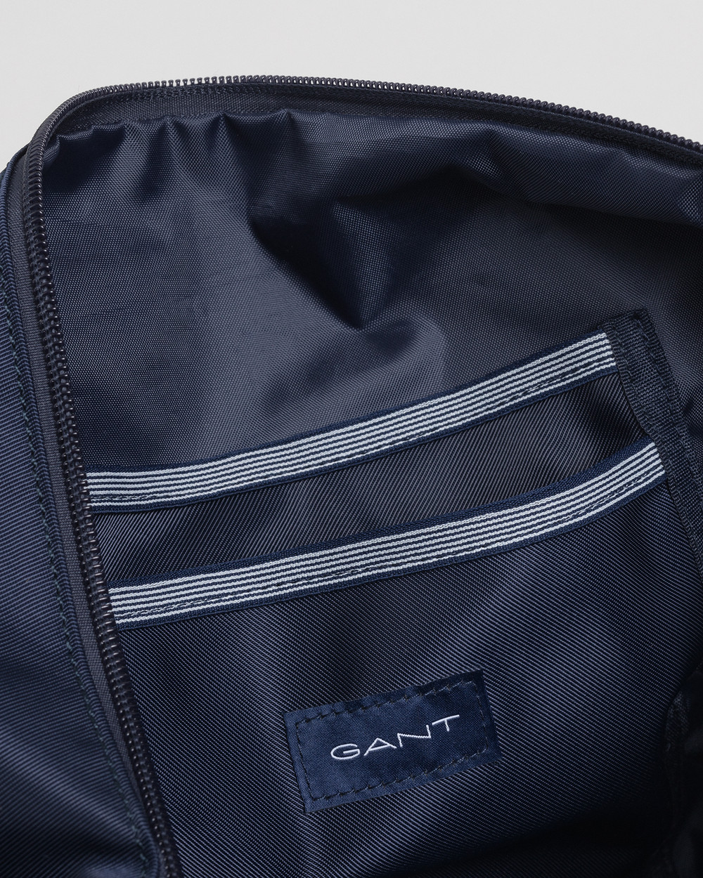 D1. GANT RETRO SHIELD GYM BAG