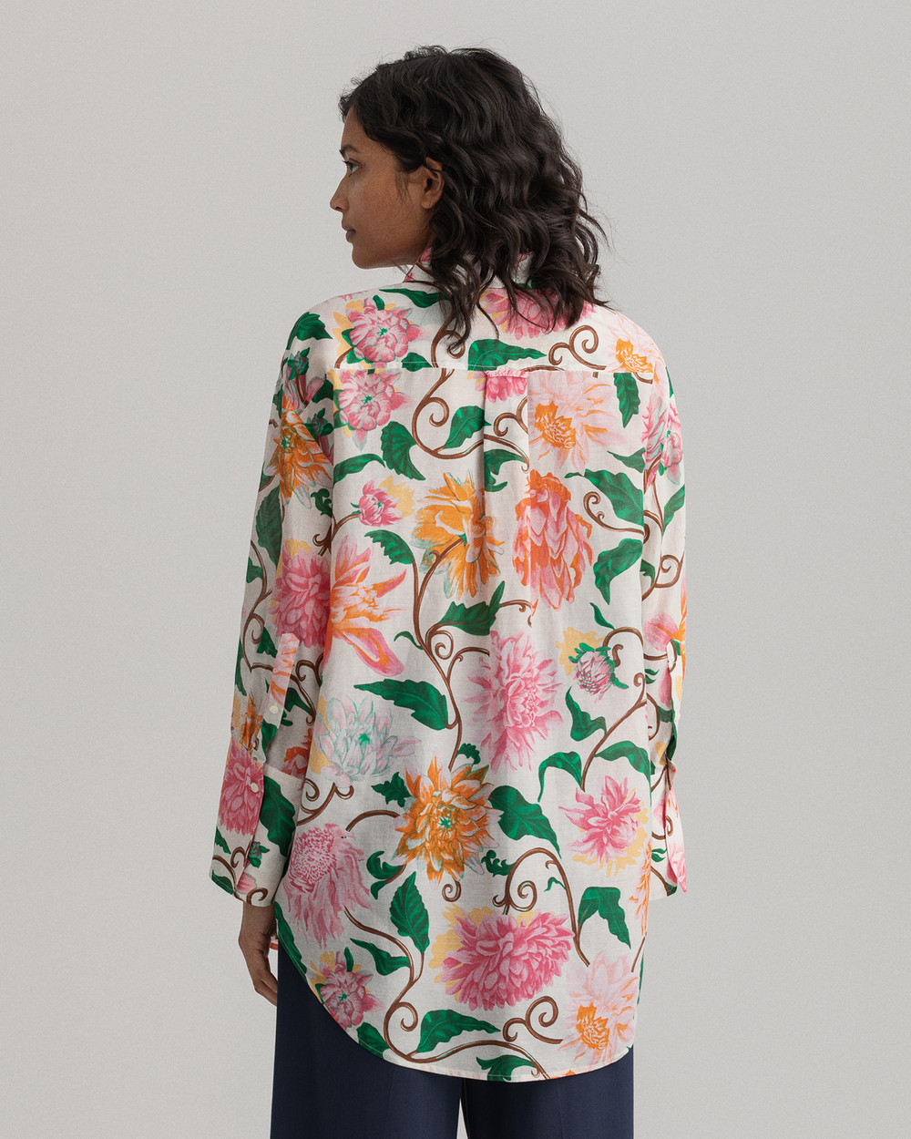 Oversized Bomull- og Silkebluse med Dahlia-Blomster