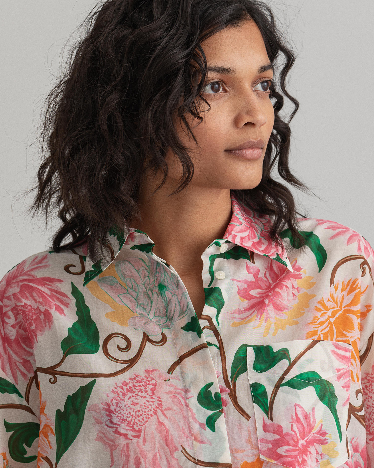 Oversized Bomull- og Silkebluse med Dahlia-Blomster