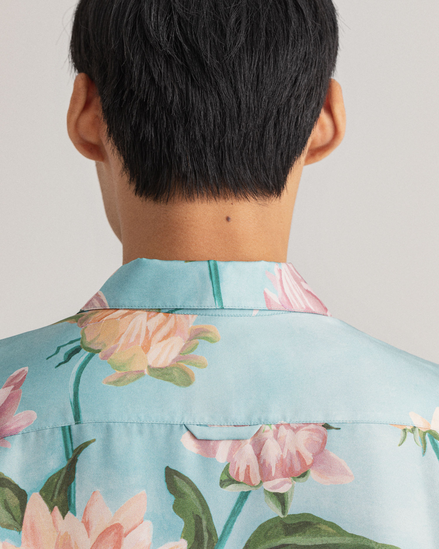Silkeskjorte med Dahlia-blomster og Relaxed-Fit