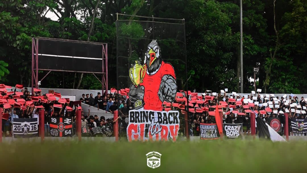 Aksi Braling Mania sambut kepulangan pemain Persibangga Purbalingga usai lolos babak 8 besar Liga 4 Jateng