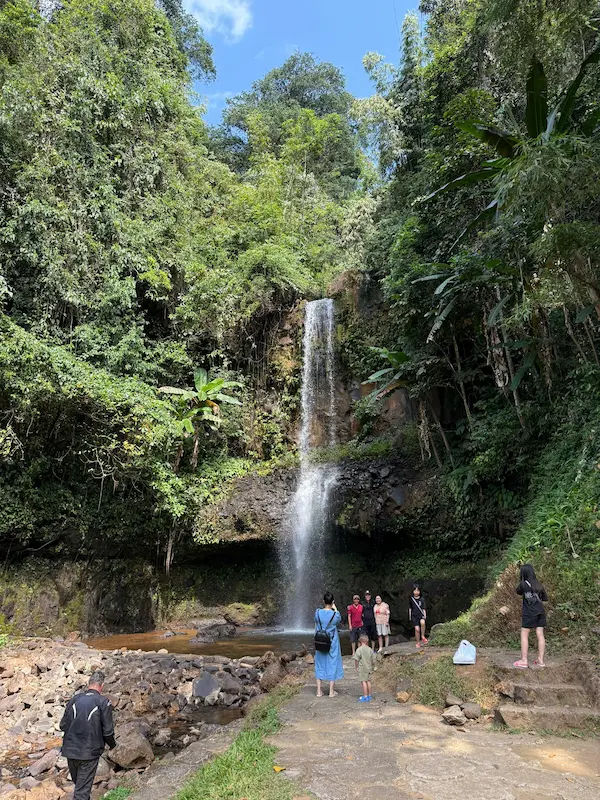 This impressive waterfall is, by some accounts, the highest in the province. Clear, cold water runs off the mountains of the Central Highlands and spills over 