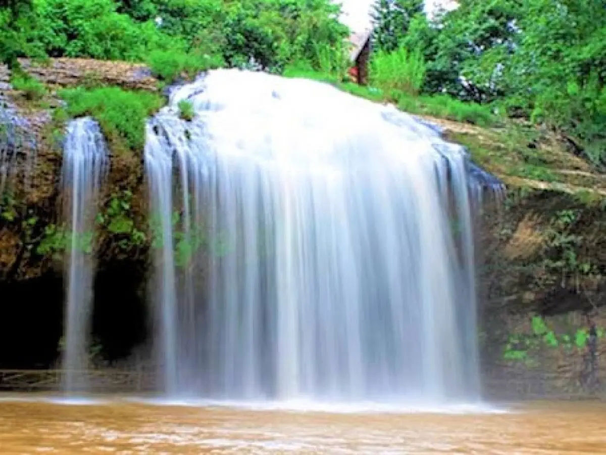 Prenn Waterfall is located at the foot of Prenn Pass, about 10 km south of Da Lat city center