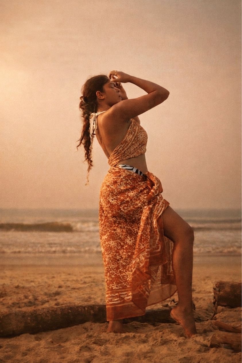 Maati — Lightweight woven cotton fabric with clean finished edges., Sarong — Jhōlâ
