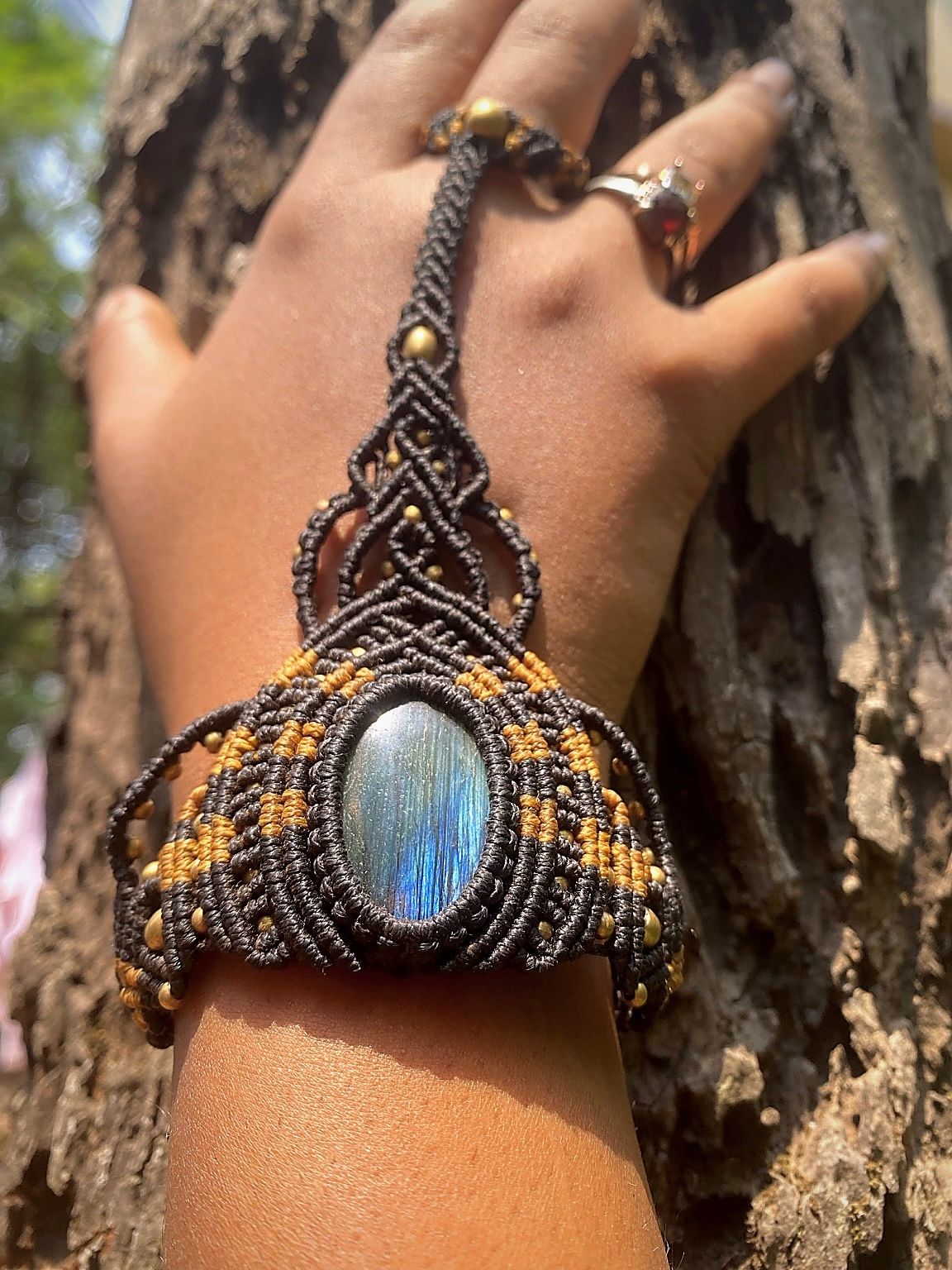 Māyā — Hand-knotted cotton thread forms the base, holding a natural labradorite stone at its center, finished with subtle metal links that bring structure and balance to the piece., Haathphool — Jhōlâ