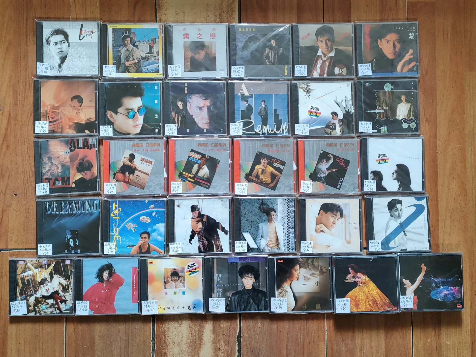 大量 90 年代舊 CD 分箱與問價拍照清單