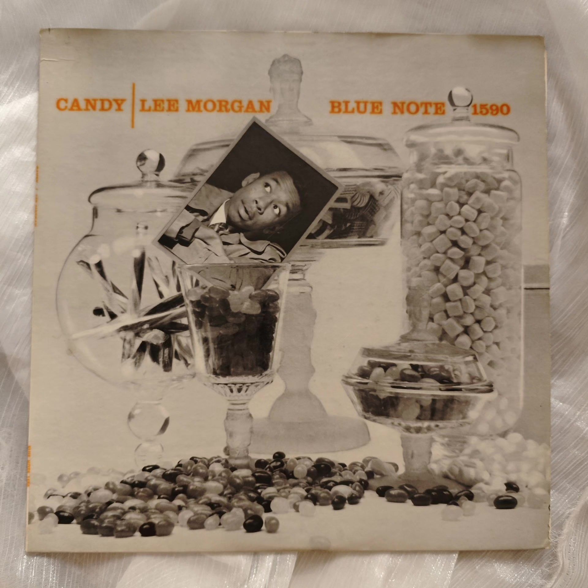 Blue Note 兩面標籤地址與斜光下的 Plastylite 耳朵、RVG 及完整內圈刻碼