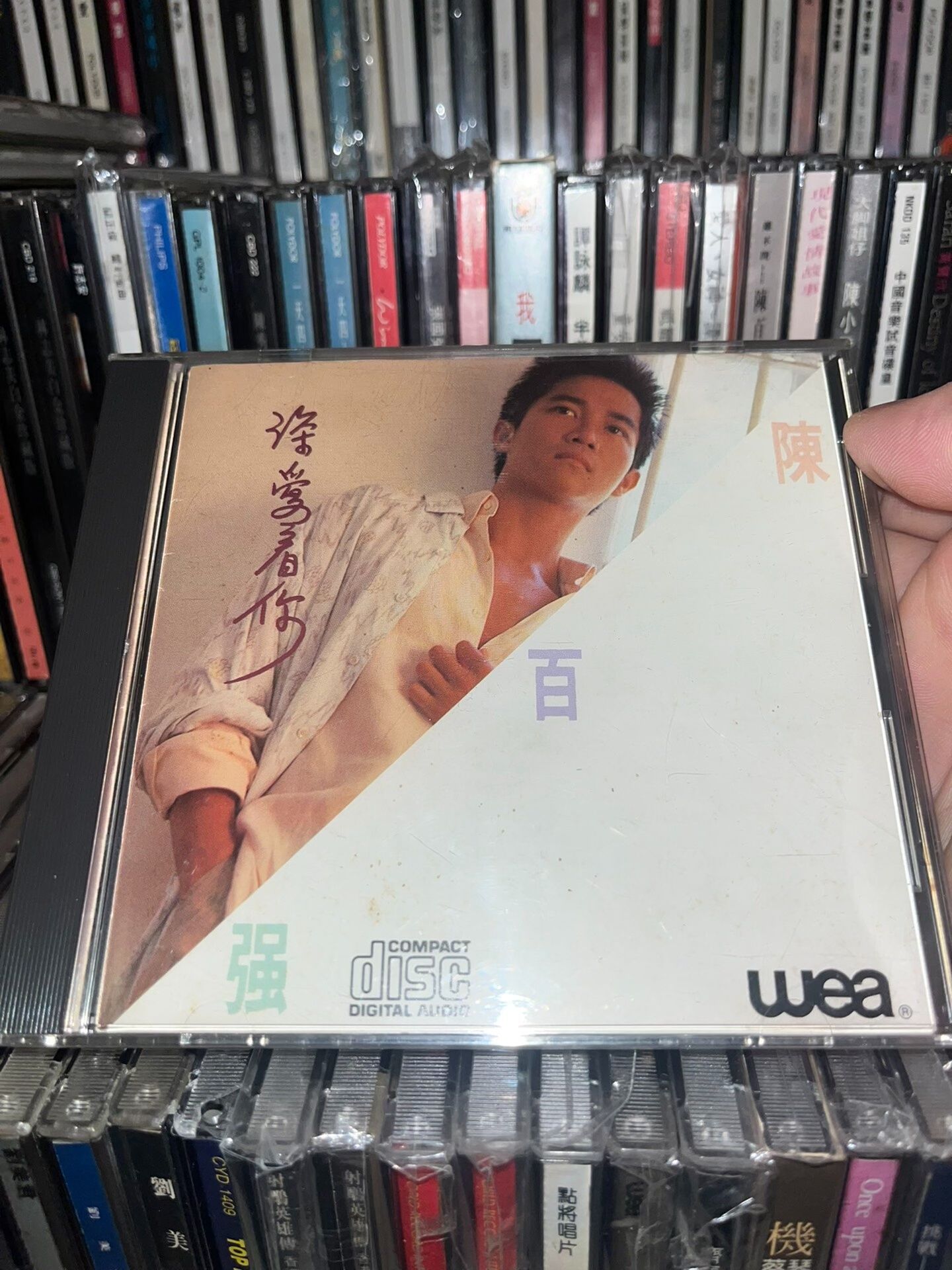 以斜側光拍攝 CD Matrix 與 IFPI SID 內圈碼