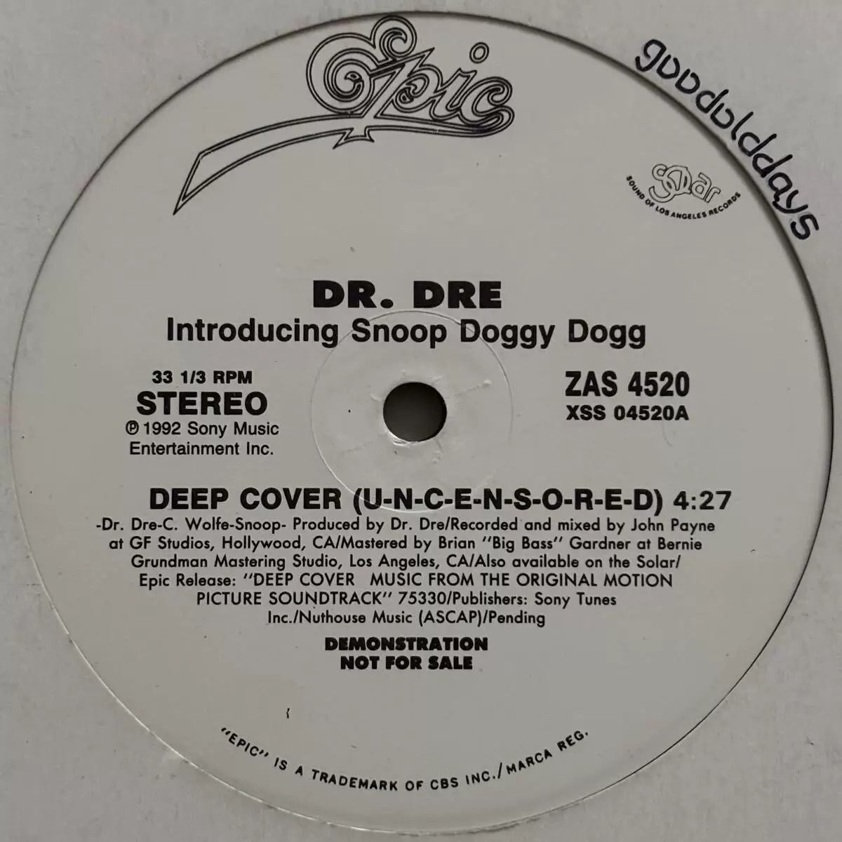 舊黑膠唱片、封套與版本記錄放在電腦旁，準備核對 Discogs 搜尋結果與實物資料