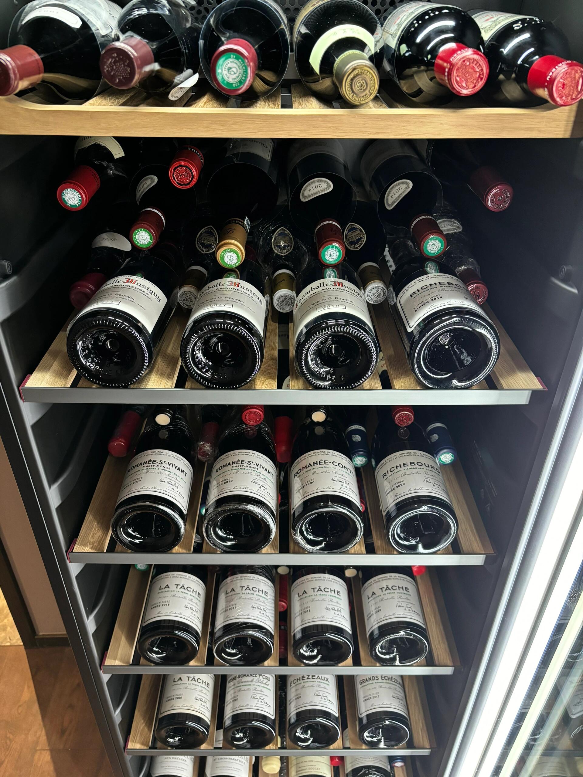 專業恆溫酒櫃保存頂級紅酒示意圖