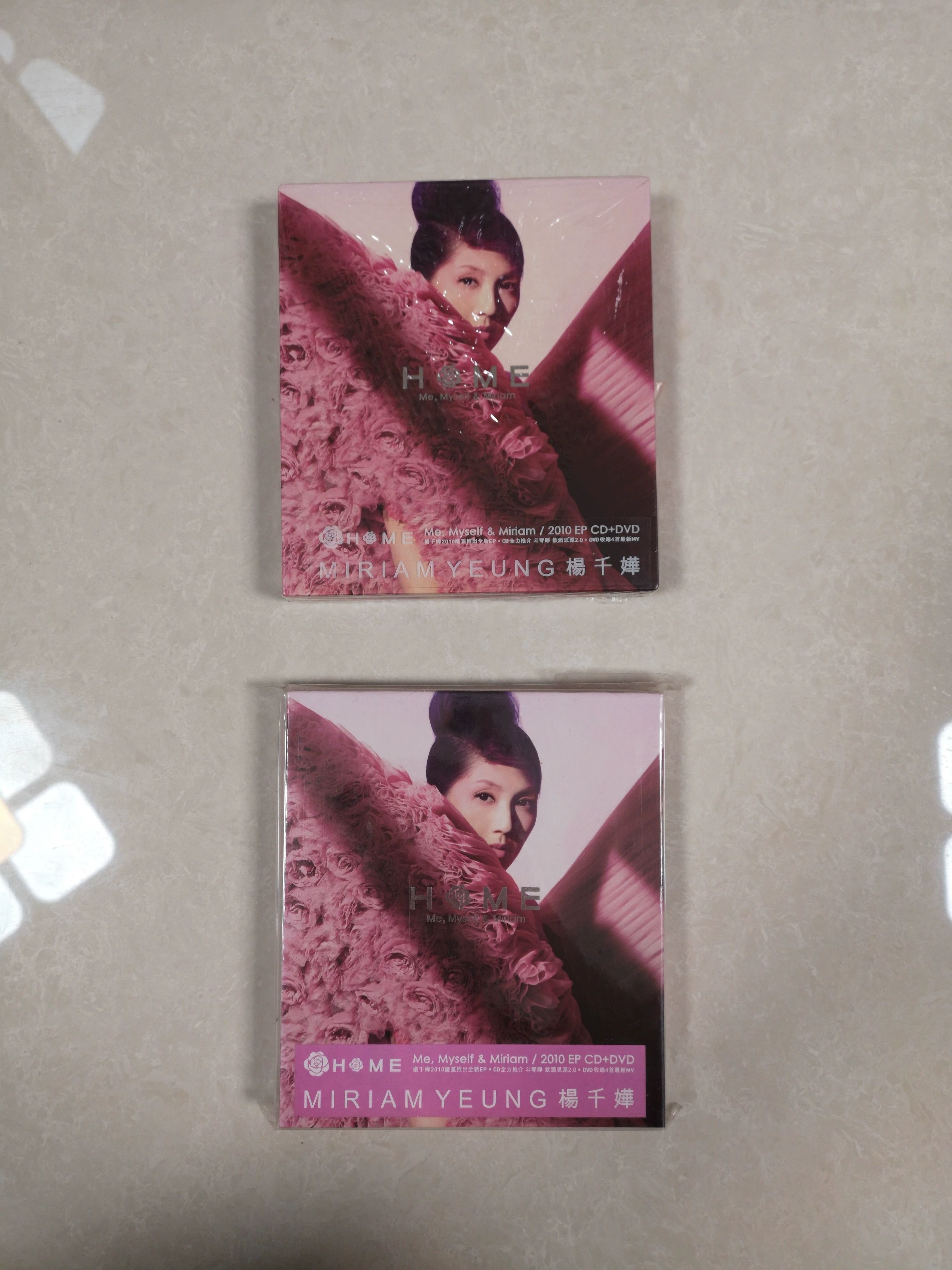 楊千嬅雙 EP 與 M VS M 舊 CD 的碟面、封底和套裝附件