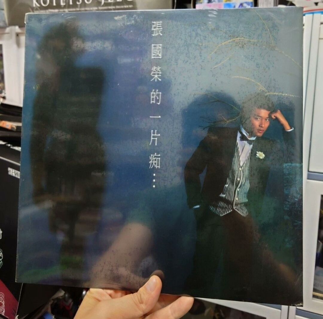 黑膠原廠收縮膜與重新塑封的接縫排氣孔宣傳貼紙和封套老化比較