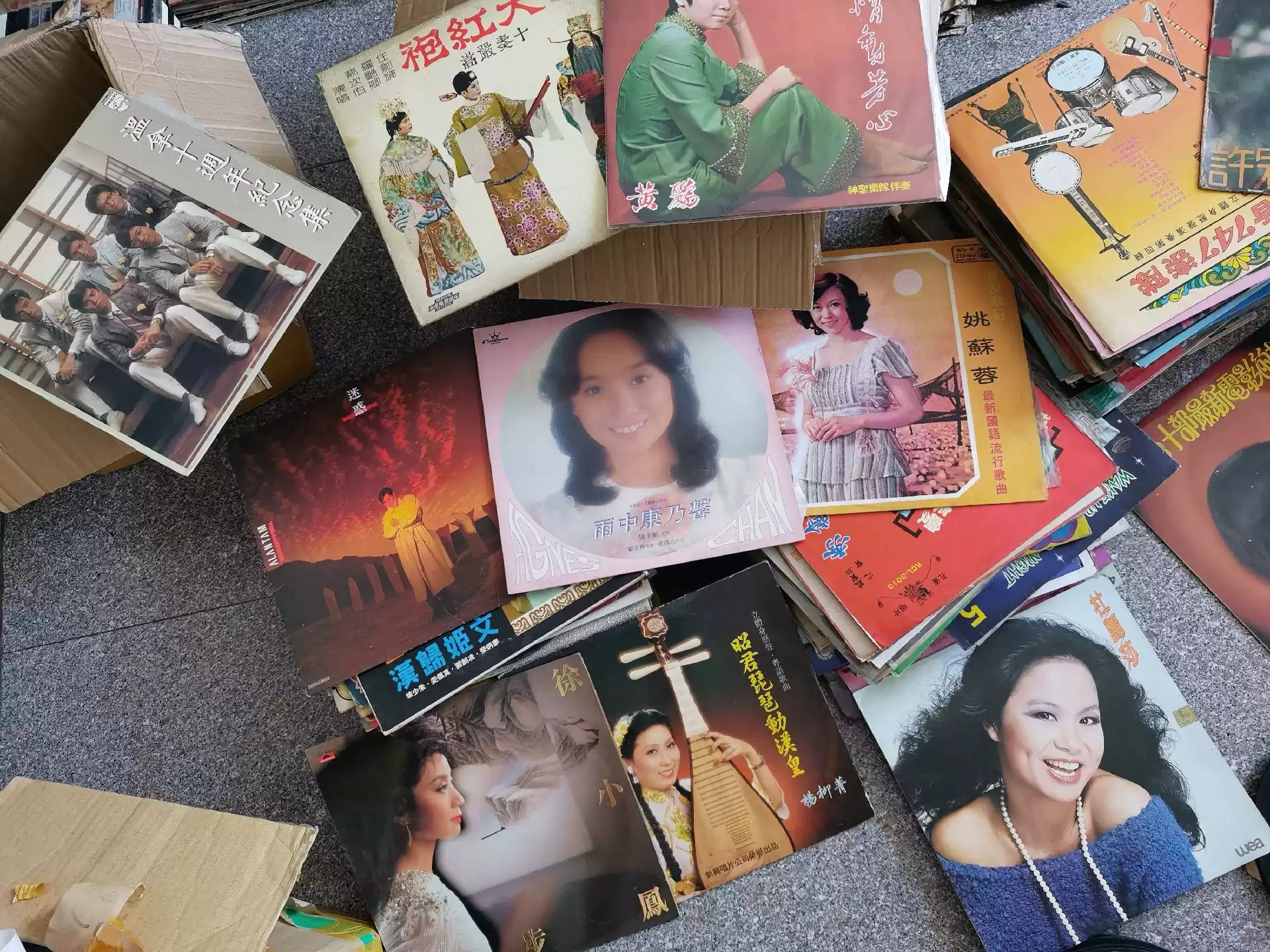 寶麗金時代首版黑膠壓片與收藏價值示意圖