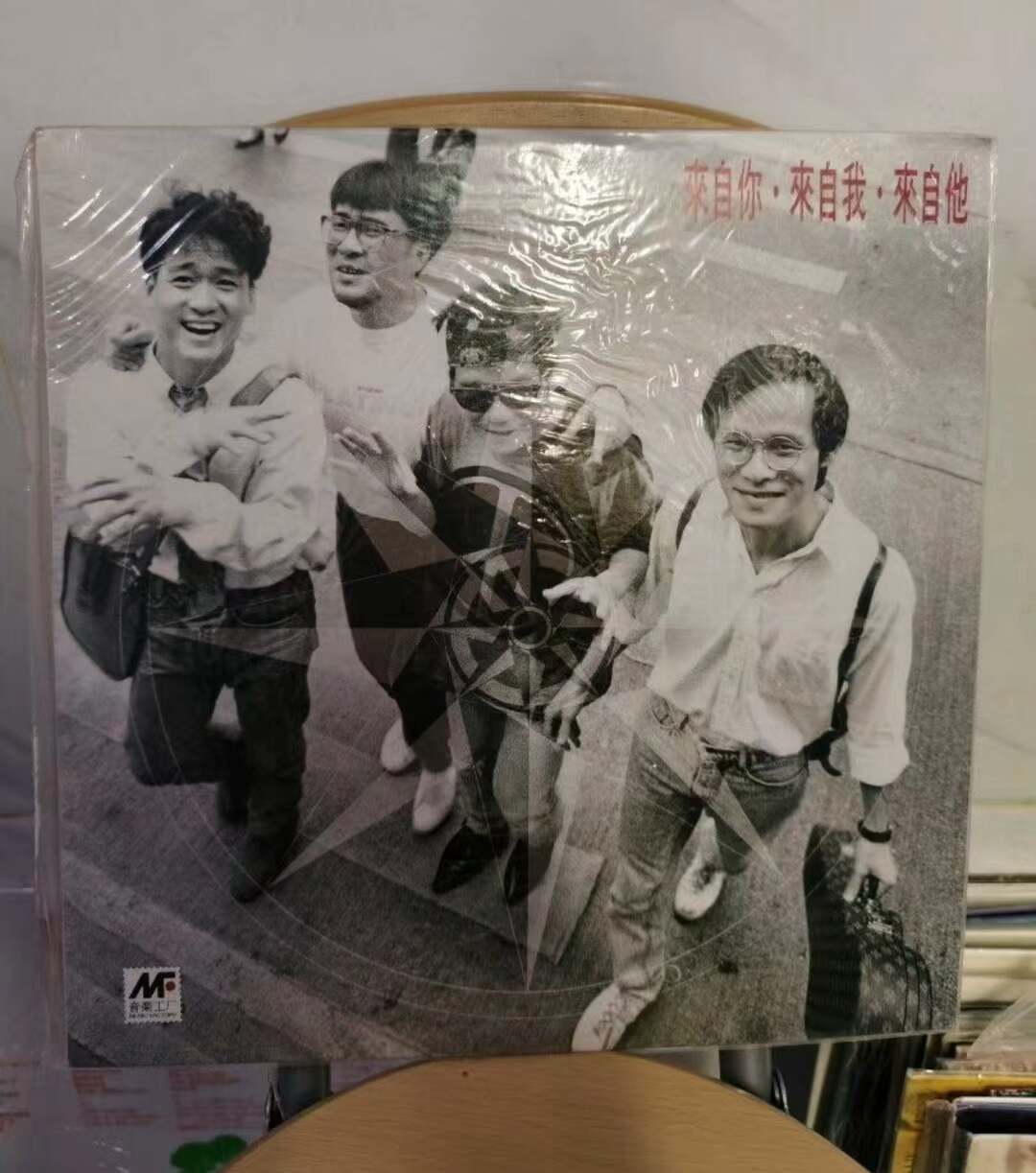 黑膠兩面重複 A 紙標的並列近照與面 1、面 2 記錄卡